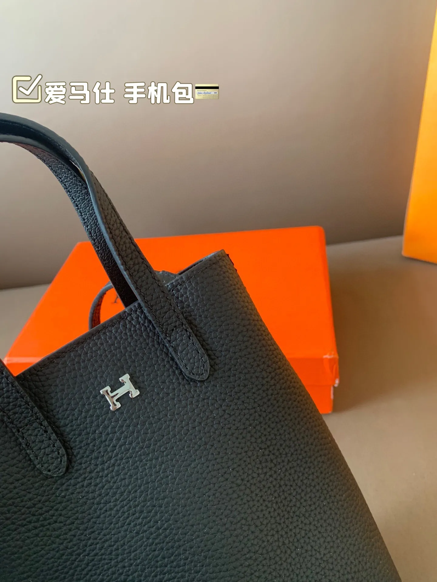 P105(牛皮) 爱马仕 手机包 无论男女都非常好背 大小适中,手机、车钥匙、等等都可以轻松放尺寸11*18 配盒