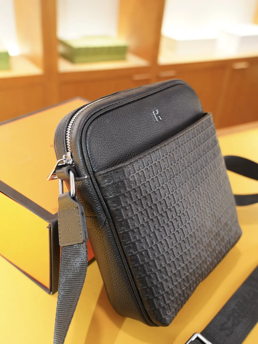 P140 🇫🇷 爱马仕 官网同步 高版本 斜挎单肩背包 永恒不过时的标志性产品 纯原单牛皮 顶级五金制作 非市面普通版本 今年Hermes最爱的款 全部实拍 实用性非常高 完全不用担心穿搭 配全套包装礼品盒 【规格：20x23x5】