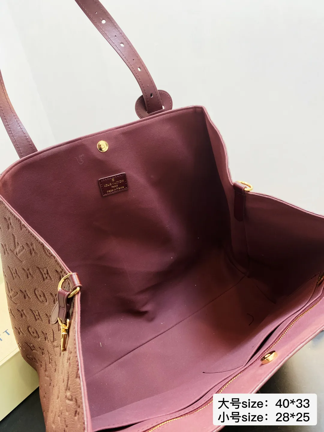 🅿️大号💰215小号💰210 配折叠盒 尺寸40*33/28*25 LV 酒红系列ALL IN ONE 品牌徽标压印 这款包包的造型很优雅,线条流畅, 搭配金色锁头装饰,细节处尽显奢华质感 2200