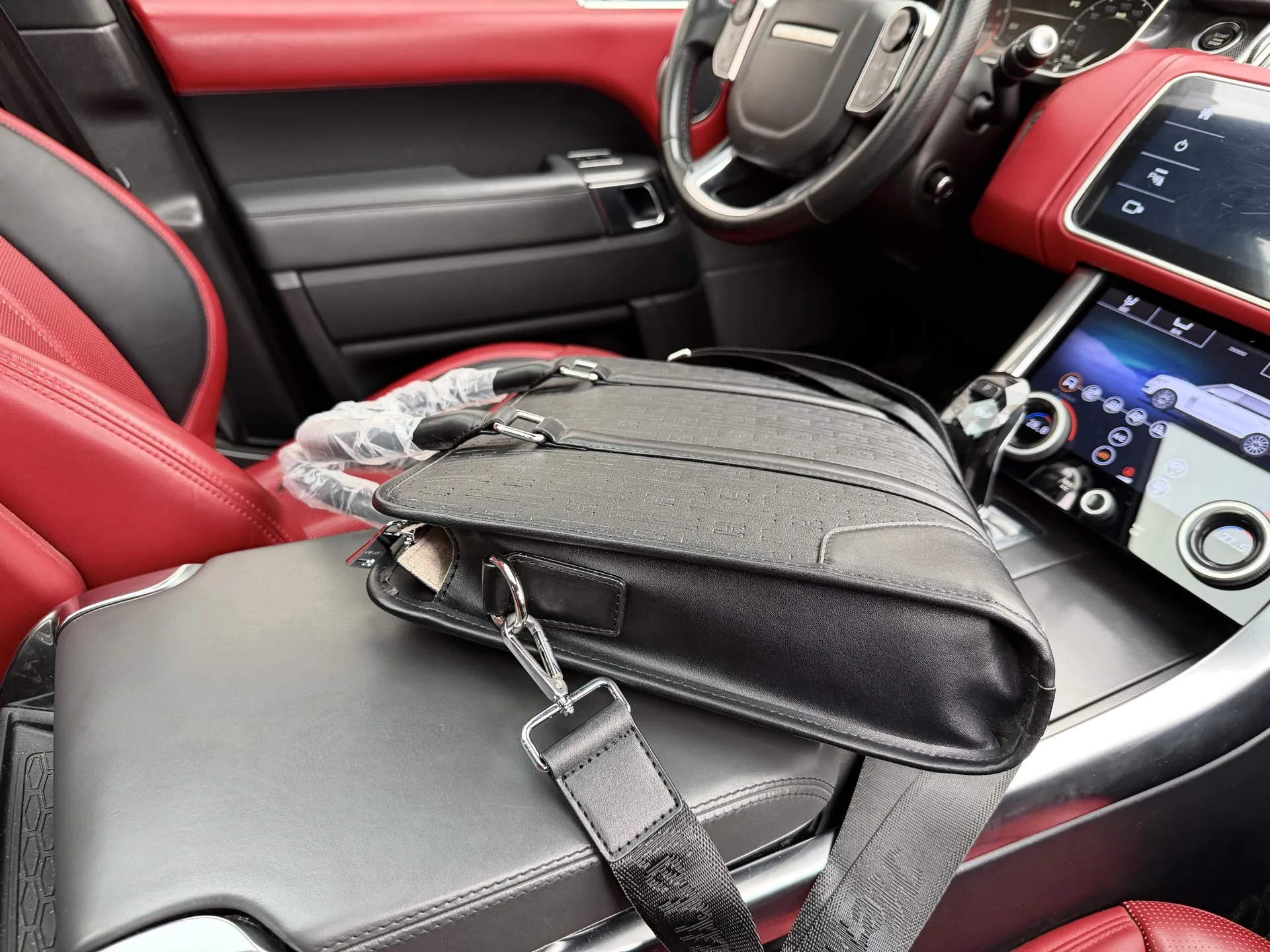 p155 📷高端货‼️ “ HERMES ”爱马仕公文包💼 爱马仕男士公文斜挎手提包 顶级进口原厂面料🐂高清五金logo标志、专用里内里。电脑隔层,拉链暗袋。顺滑拉链、油边超平滑、可单肩斜挎背!做工精致每个细节到位!职业男人必备款。规格:36x29.5x6.5cm