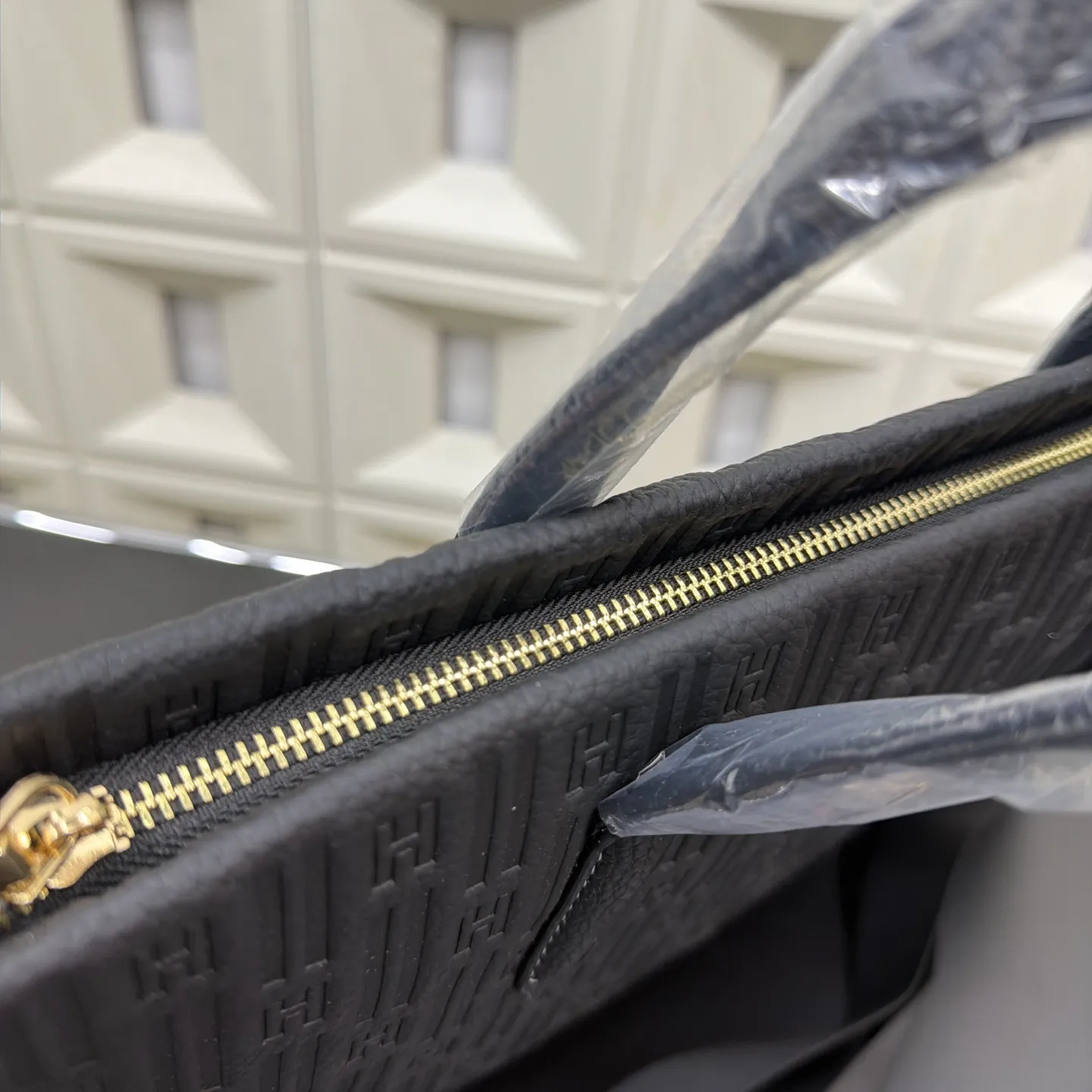 P155 Herm&egrave;s 爱马仕 男士牛皮公文包 🚹电脑包 斜挎手提包 经典百搭 实物拍摄 原厂原版面料 高端品质 配送防尘袋 38 x 28 cm。