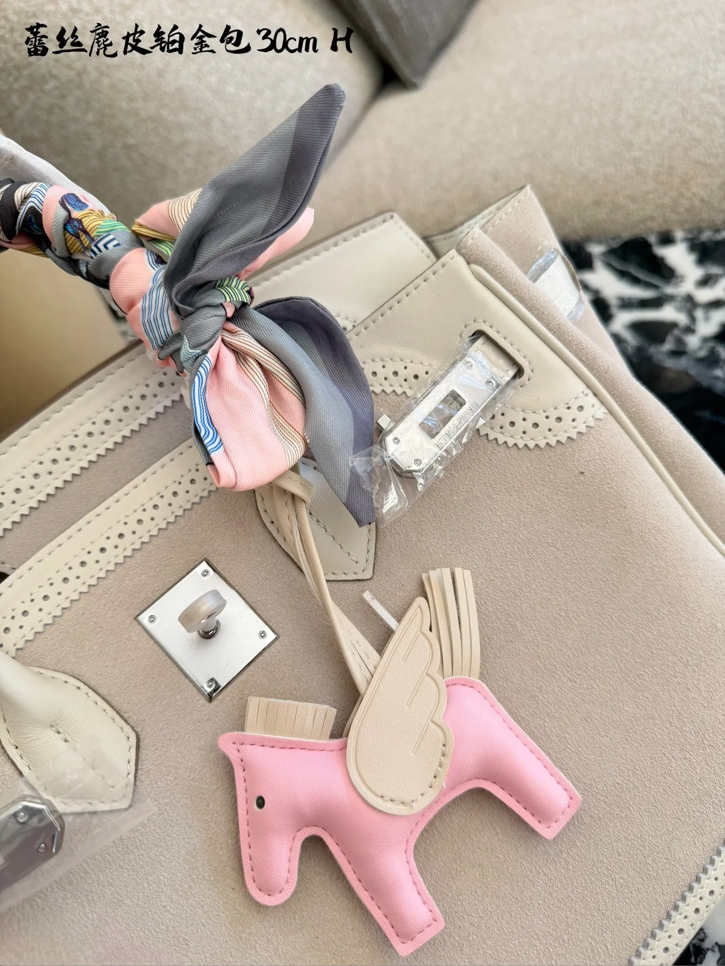 p340 Birkin30珍珠白铂金包|优雅故事的梦幻逸品 🌙 前任主人的故事 前任主人是资深爱马仕藏家,当初为了重要场合定制这只 Birkin 30,珍珠灰配白银 Swift 皮,蕾丝边装饰更添柔美。后来因个人风格转向极简,虽万分不舍,仍希望它能继续陪伴懂它的人,让这份优雅延续。 💎 设计与品质解析 ✨设计故事:Birkin 系列本就是爱马仕经典传奇,这只珍珠灰配色温柔高级,蕾丝边装饰打破常规,将法式浪漫与铂金包的大气融合,背出街就是 “行走的高奢名片”。 ✨材质与成色:采用细腻柔软的 Swift 皮,触感如丝绸般顺滑;珍珠灰配色高级不挑人,白银金属扣精致闪耀。成色近乎闲置未使用,五金无氧化,皮质无磨损,宛如全新。 ✨尺寸与实用度:30*15*21.5cm 黄金尺寸,日常通勤能装下平板、钱包、化妆品;出席晚宴、商务场合,随手拎起即刻提升气场。