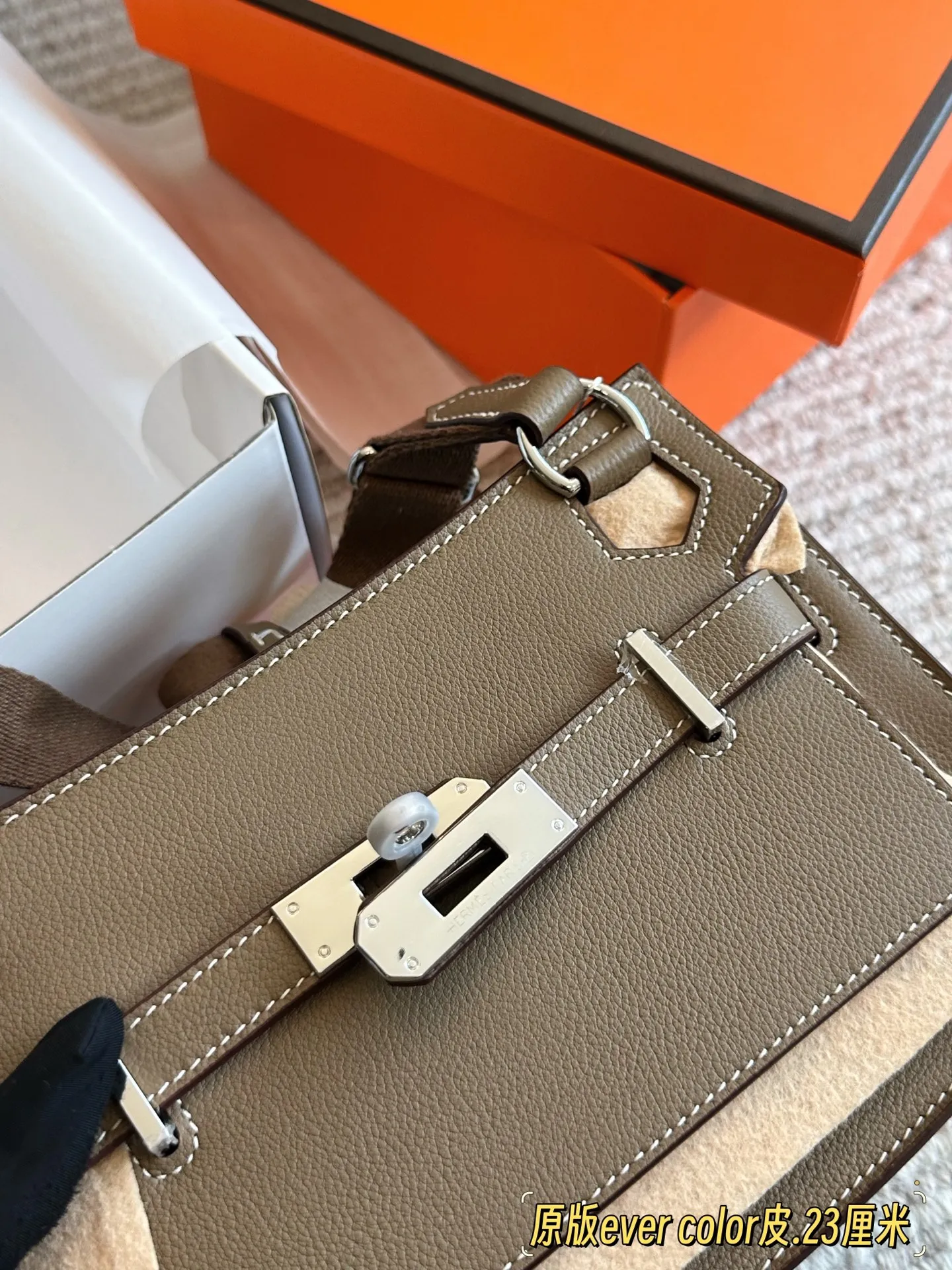 p215 原版TC皮 Hermes吉普赛小众品味天花板Hermes吉普赛 相比起bkc 属于小众爱马仕了 背出去比较少见而且超飒 单肩斜挎都很好看 23cm