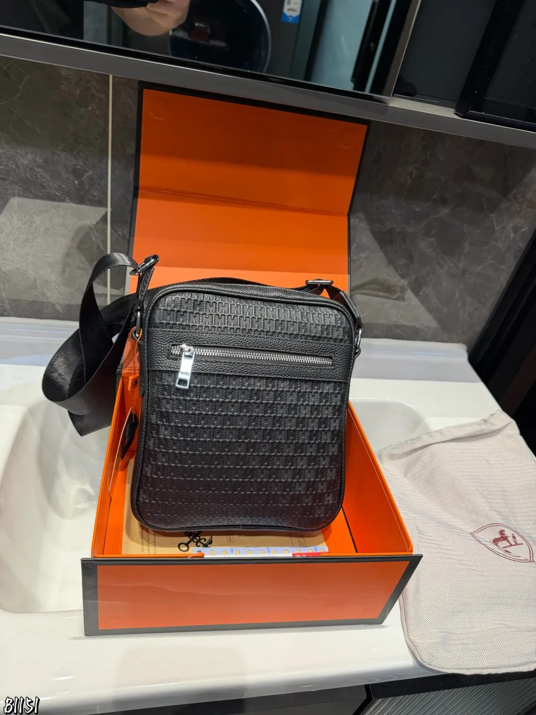 ❤️P145（礼盒包装）❤️ Hermes&bull;爱马仕 新品斜挎包单肩包.全黑光面皮膜包身、金属logo加持上身潮酷十足非常适合出门不怎么带东西但要带点东西的人多功能收纳分区设计，各区各司其职前袋装耳机、钥匙，侧袋装雨伞/水壶、主袋装充电宝，内置加绒里衬，Switch等电子产品稳稳当当，隐藏拉链袋内置卡槽位置身份证等卡件不怕丟尺寸：20*5*23cm