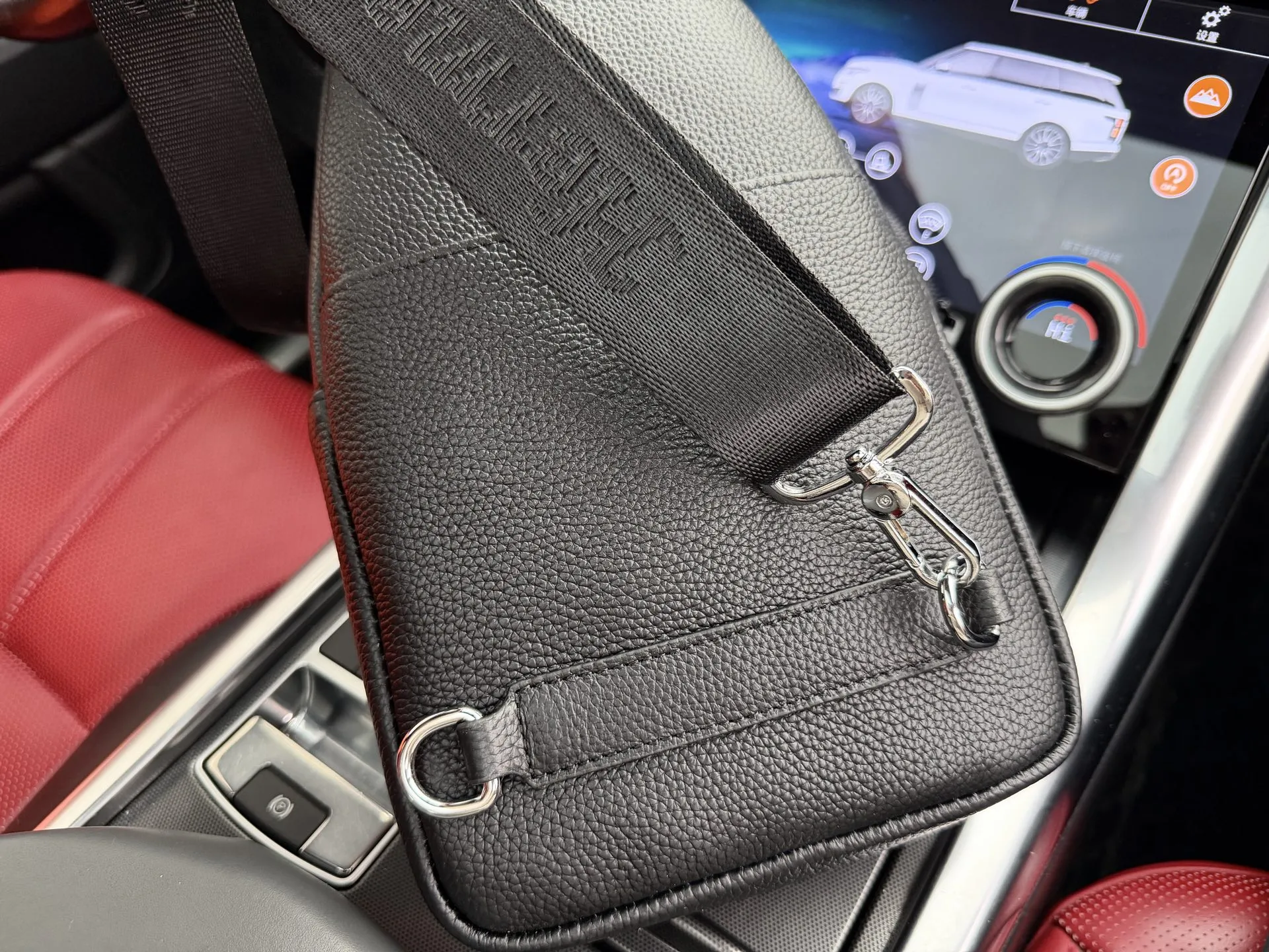 p125 📷高端货‼️ 新款 “ HERMES ”爱马仕胸包💼 爱马仕单肩包斜挎包 印花图案 皮革 单肩胸包斜挎包 男款 黑色 智能肩带设计,适合左肩或右肩背携。改善背携舒适度的造型设计;双拉链开合设计,确保贵重物品安放无虞 高清五金logo标志、专用里内里。顺滑拉链、油边平滑、做工精致每个细节到位!W潮男必备款 规格:18x37x5cm。配折叠礼盒🎁