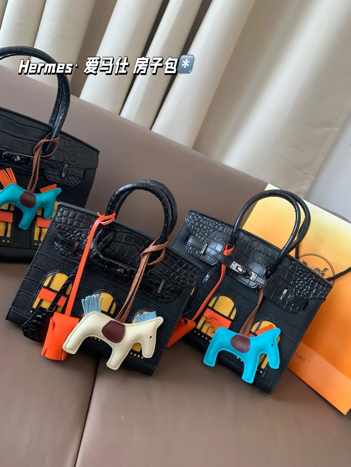 大P300 中P280 小P260 配礼盒🎁. Hermes· 爱马仕 房子包 轻松演绎复古时髦 包型挺阔,简约而不简单不需要过多的装饰,日常搭配西装和T恤,就能将高级感体现的淋漓尽致!尺寸大30*24 中25*21 小20*18