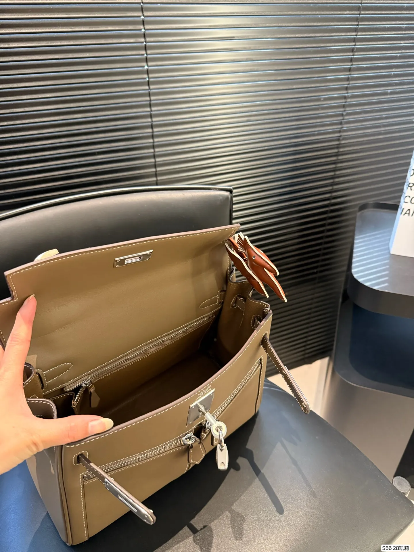 P330 Hermes 纯皮爱马仕 凯莉包～ H家永恒的经典. 凯莉包好随意搭配，不管怎么穿，随便一背都好看 而且一点都不挑人很显气质 ，原版五金Logo，原版定制超有Feel 这款其实很韩风很chic～夏天搭裙子衬衣真的很nice。尺寸28 22货号28凯莉