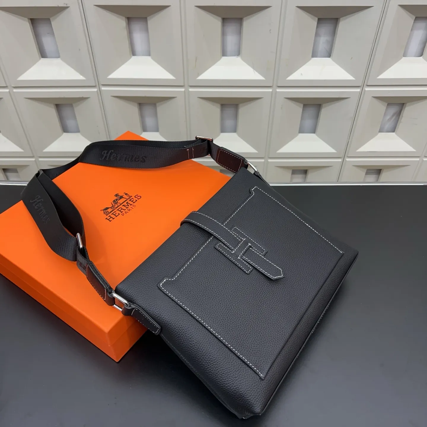 P230 Hermès 爱马仕 邮差包 头层牛皮男士单肩斜挎包 实物拍摄 原厂原版面料 配送防尘袋 32 x 28cm