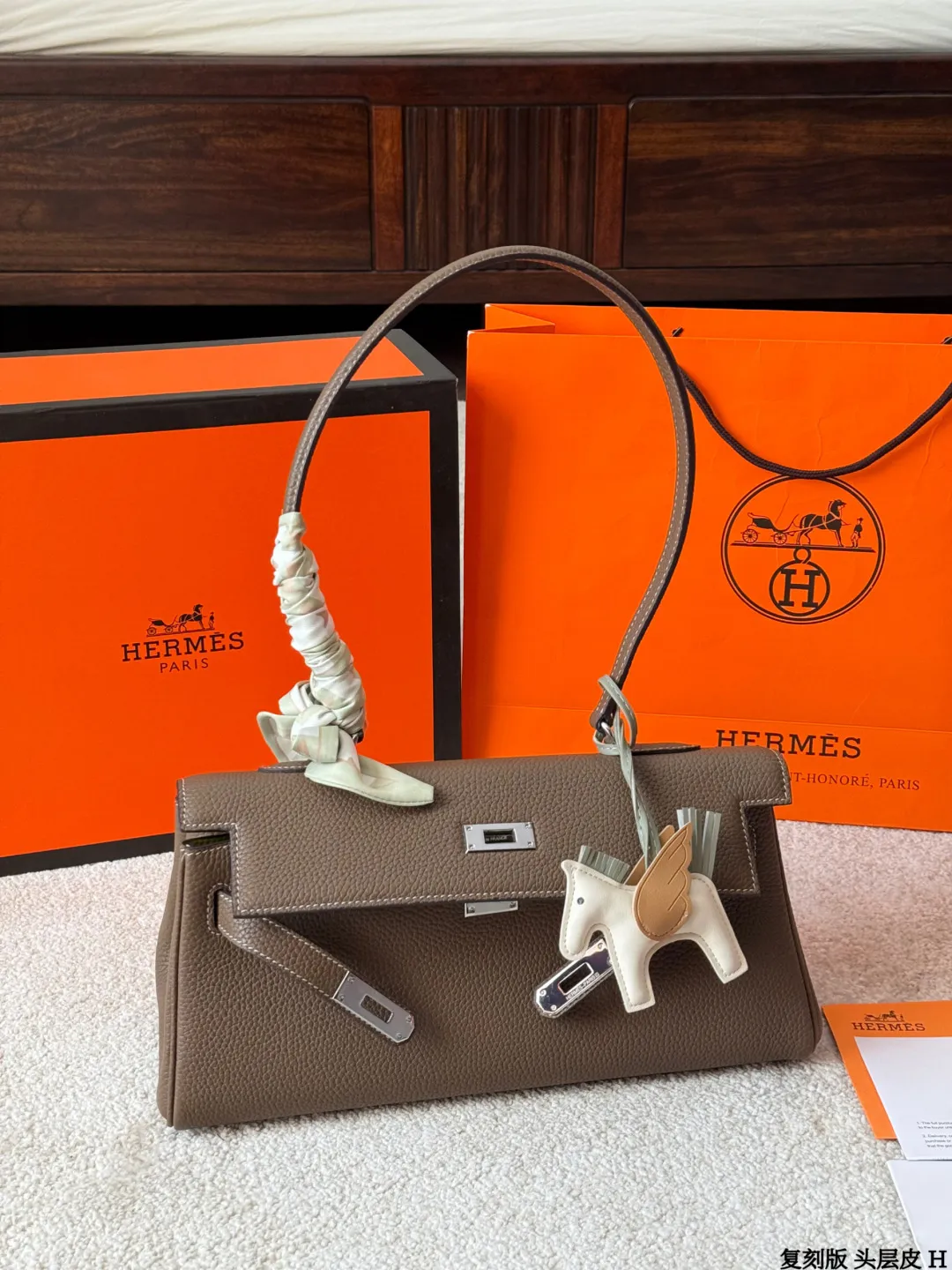 复刻版 头层牛皮 p360 爱马仕 Shoulder Kelly包 出这款爱马仕Shoulder Kelly 手袋,采用柔软Togo荔枝纹牛皮,经典大象灰色,银色金属件超有质感艹。包型是Kelly包的单肩简化版,配有宽肩带,单肩背超方便,解放双手!容量大,线条利落,低调又时髦,通勤日常都很适合~ 尺寸 33 15cm