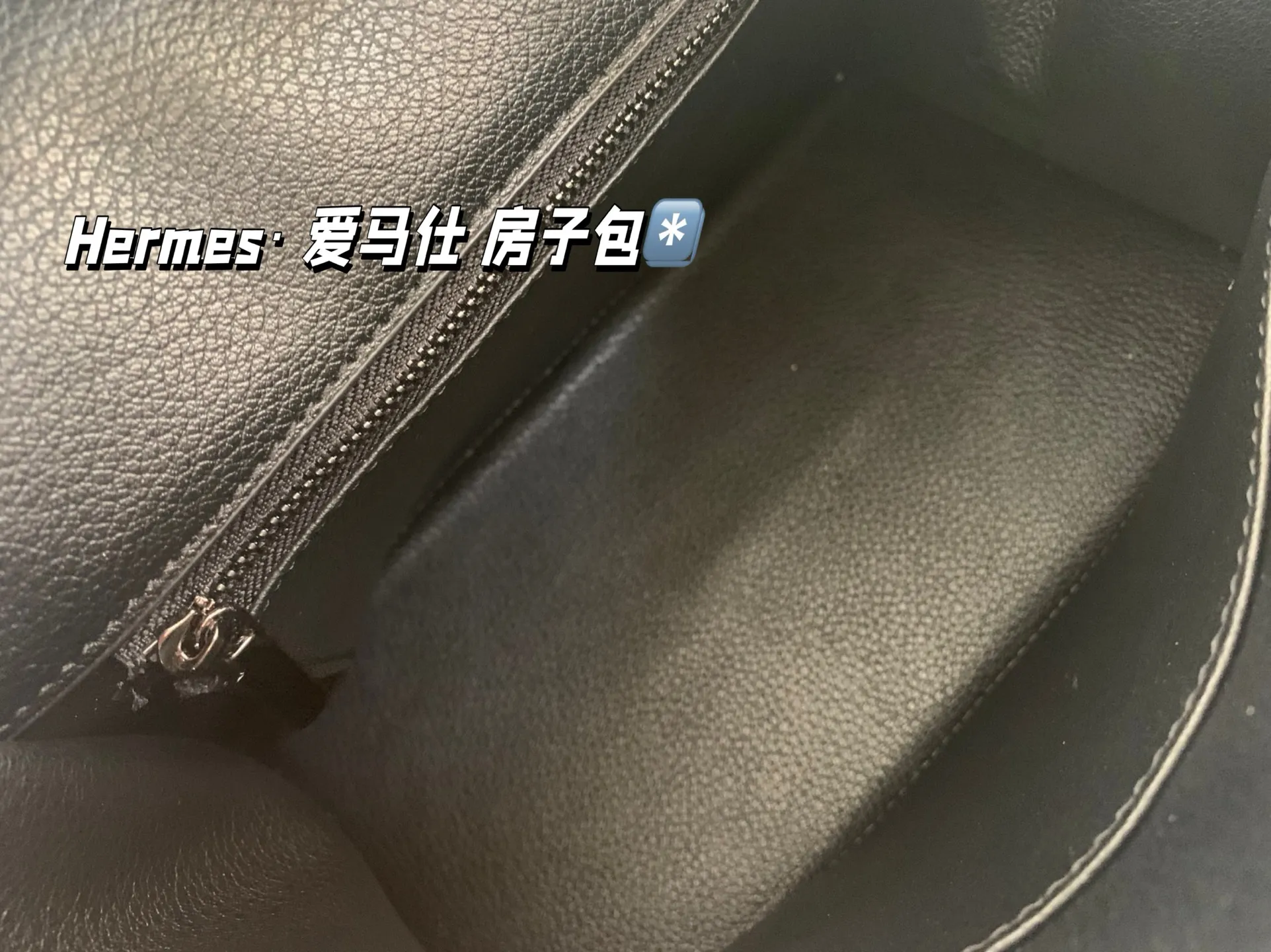 大P300 中P280 小P260 配礼盒🎁. Hermes&middot; 爱马仕 房子包 轻松演绎复古时髦 包型挺阔，简约而不简单不需要过多的装饰，日常搭配西装和T恤，就能将高级感体现的淋漓尽致！尺寸大30*24 中25*21 小20*18