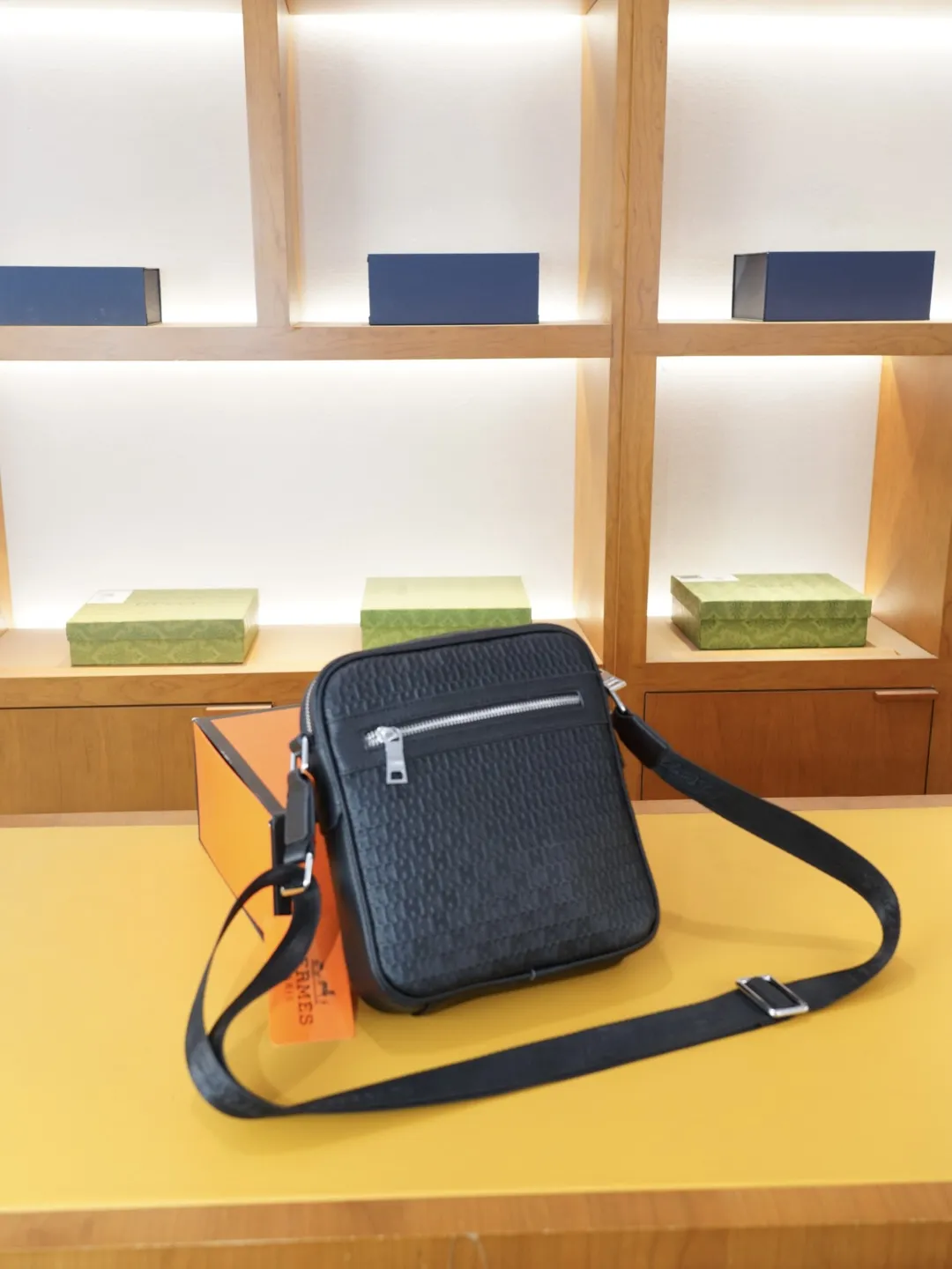 P140 🇫🇷 爱马仕 官网同步 高版本 斜挎单肩背包 永恒不过时的标志性产品 纯原单牛皮 顶级五金制作 非市面普通版本 今年Hermes最爱的款 全部实拍 实用性非常高 完全不用担心穿搭 配全套包装礼品盒 【规格:20x23x5】