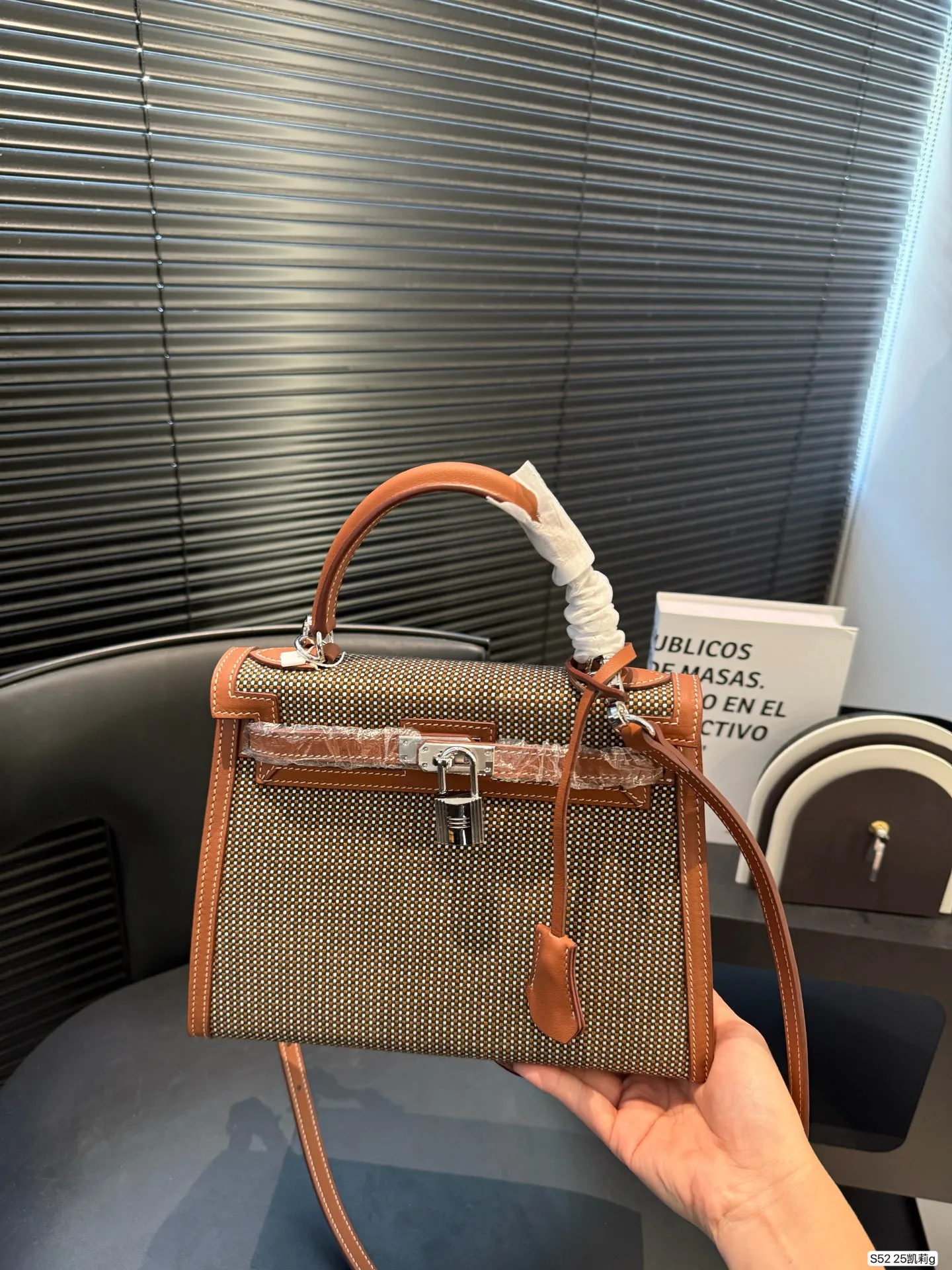 P310 爱马仕 Kelly25凯莉包 采用经典Quadrille+Swift皮革拼接,设计超有辨识度!银色金属扣件,手缝蜡线工艺,细节满分。通勤休闲都很适合,材质更耐脏,日常打理无压力。经典百搭,牛仔、卫衣、风衣都能轻松驾驱,随性又高级,是爱马仕稀有热门款,时髦精必入!尺寸25 18 货号25凯莉