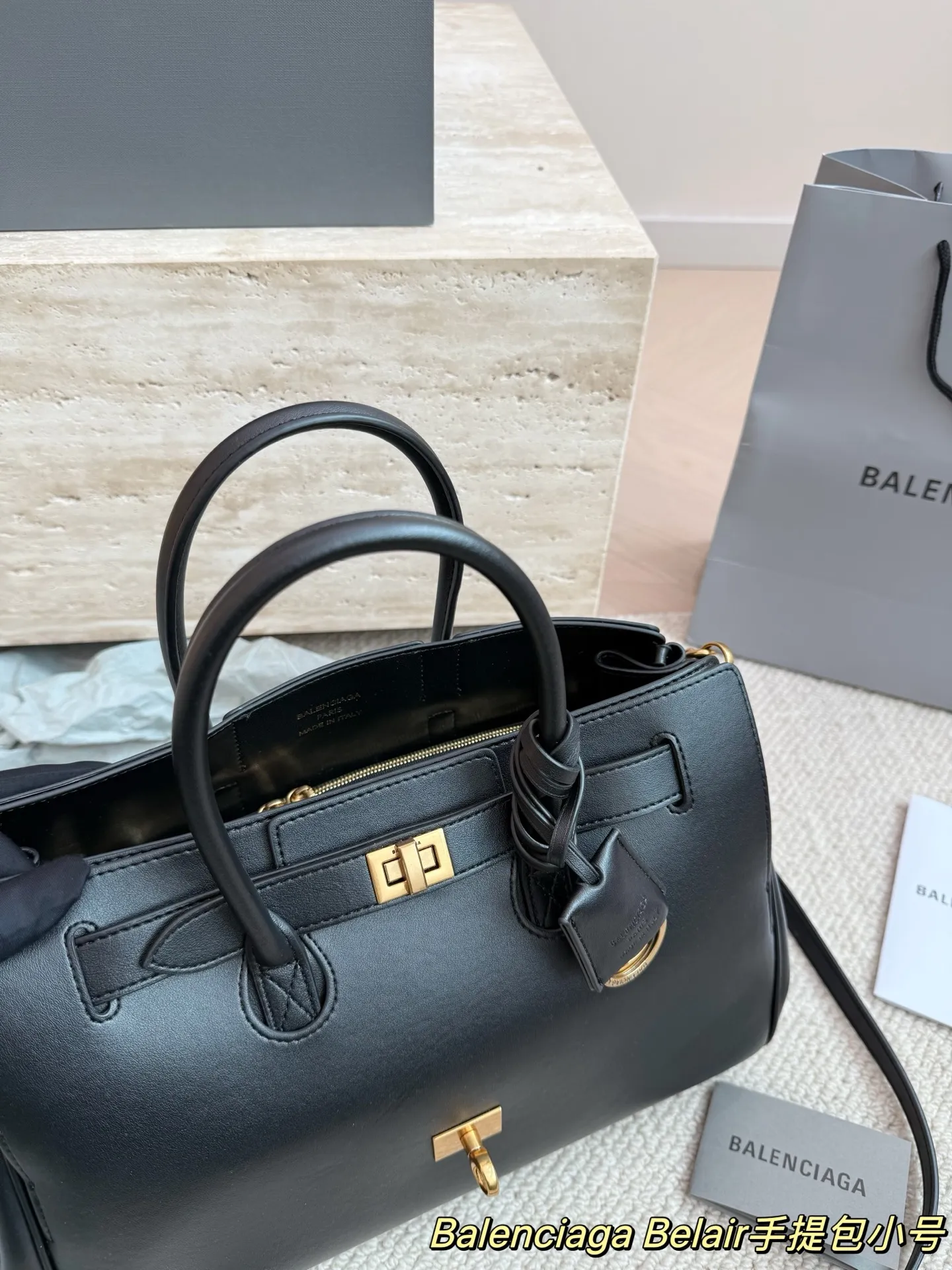 P300小号 卡戴珊look|巴黎世家 甲甲卡戴珊(Kim Kardashian)套装巴黎世家家的 (铂金包Balenciaga belair)黑色机车过膝靴穿出了卡戴珊的霸气. 。。今年巴黎世家的包把爱马仕玩的淋漓尽先是kelly redeo,又是birkin的belair。光价格没比爱 马仕便宜哦,真是又爱又恨的。尺寸 31.22