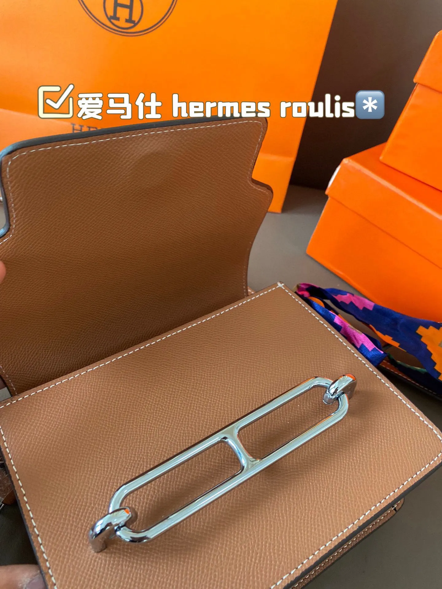P185 hermes roulis这款包包设计的非常好看,是爱马仕包包里面比较低调的一款,不喜欢大Hlogo的朋友可以考虑入手这款,非常实用,很多明星都特别喜欢。爱马仕(H家)猪鼻子包 Roulis面向广大年轻人,线条简洁明快,极具个性的Logo标志,带点中性风格,适合追求品位生活的白领一族! 尺寸:18*15