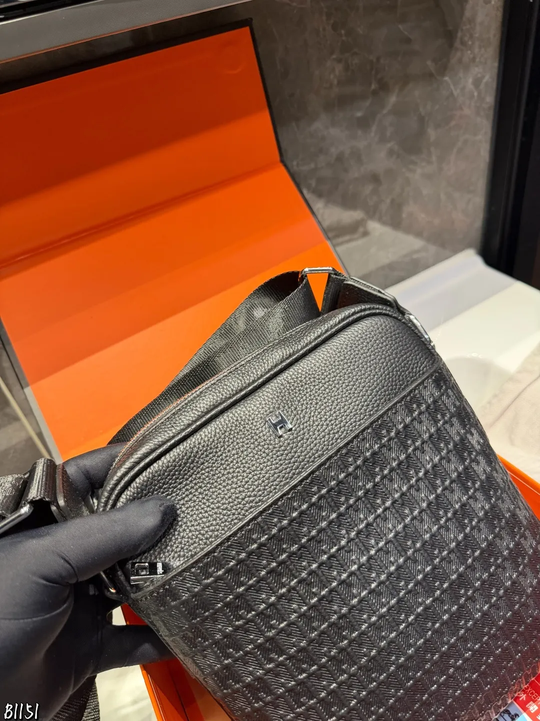 ❤️P145(礼盒包装)❤️ Hermes•爱马仕 新品斜挎包单肩包.全黑光面皮膜包身、金属logo加持上身潮酷十足非常适合出门不怎么带东西但要带点东西的人多功能收纳分区设计,各区各司其职前袋装耳机、钥匙,侧袋装雨伞/水壶、主袋装充电宝,内置加绒里衬,Switch等电子产品稳稳当当,隐藏拉链袋内置卡槽位置身份证等卡件不怕丟尺寸:20*5*23cm