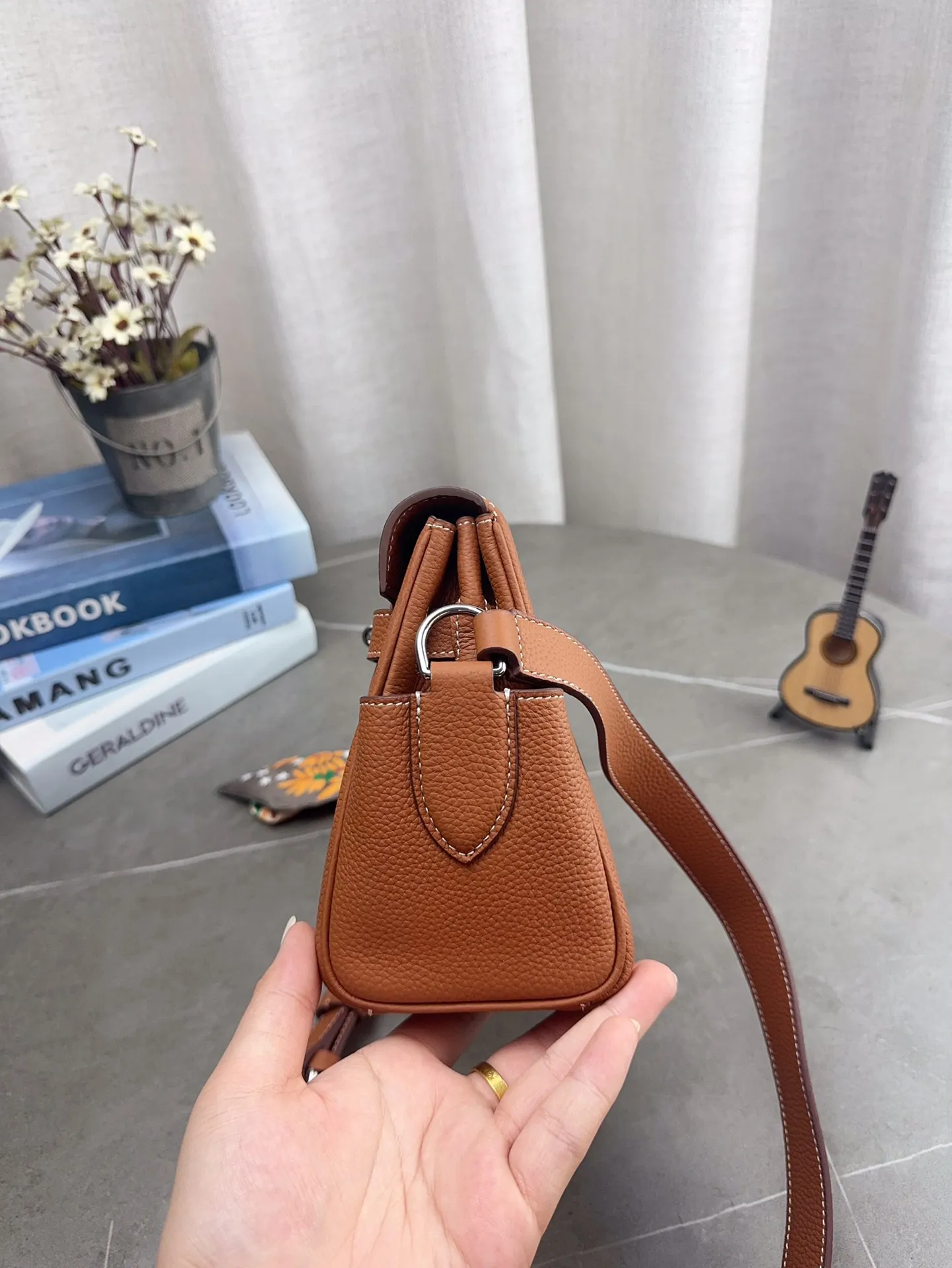 配折叠礼盒 H家 爱马仕 kelly 邮差包 男女同款尺寸刚刚好! 真的太太太太好看 ⚠️牛皮 包包特别又质感! 尺寸24*18cm p225