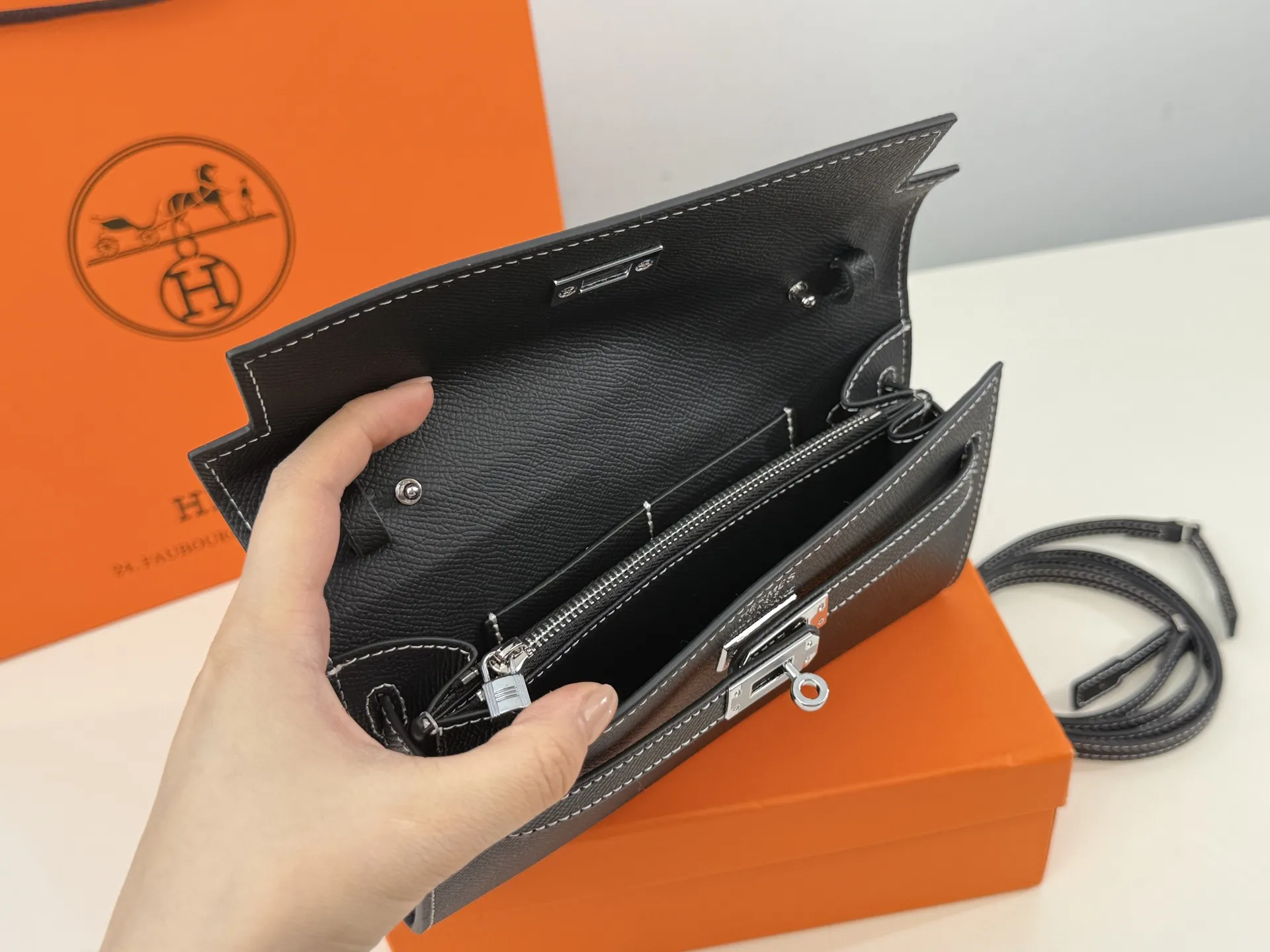 (配礼盒⚠️)p160 爱马仕 woc单肩包.也能这么温油woc Ado woc Ado 在Kelly包的基础上,增加了一条长肩带.Ado其实是复刻96年爱马仕推出的双肩包,整体设计 还是蛮可爱的,温温柔柔的带点学院风,风格比较年 轻。Kylie Jenner的女儿 Stormi就有一只 Ado, 小女生背起来也毫无违和感!超级实用 尺寸:21*3*13cm