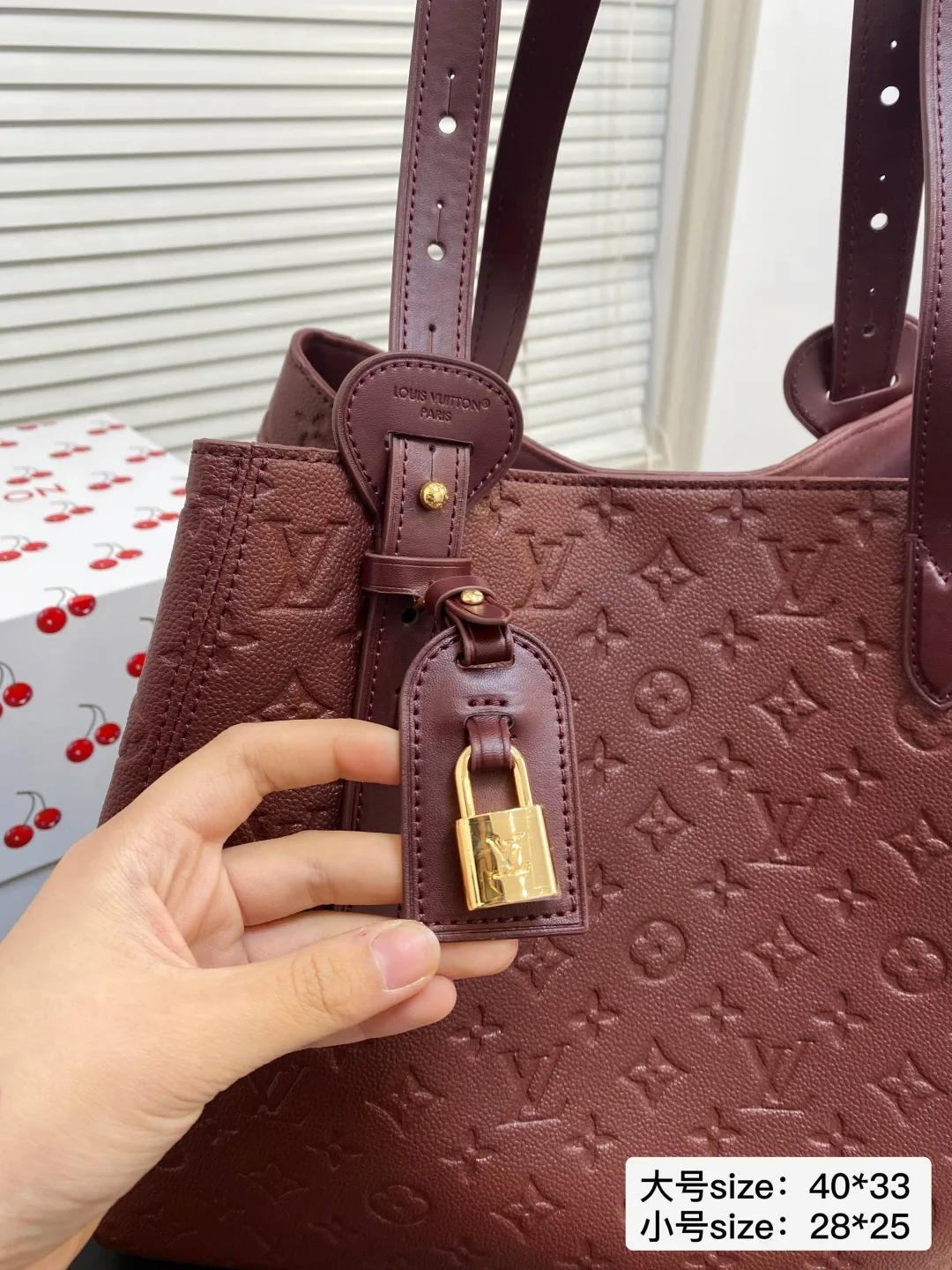 🅿️大号💰215小号💰210 配折叠盒 尺寸40*33/28*25 LV 酒红系列ALL IN ONE 品牌徽标压印 这款包包的造型很优雅，线条流畅， 搭配金色锁头装饰，细节处尽显奢华质感 2200