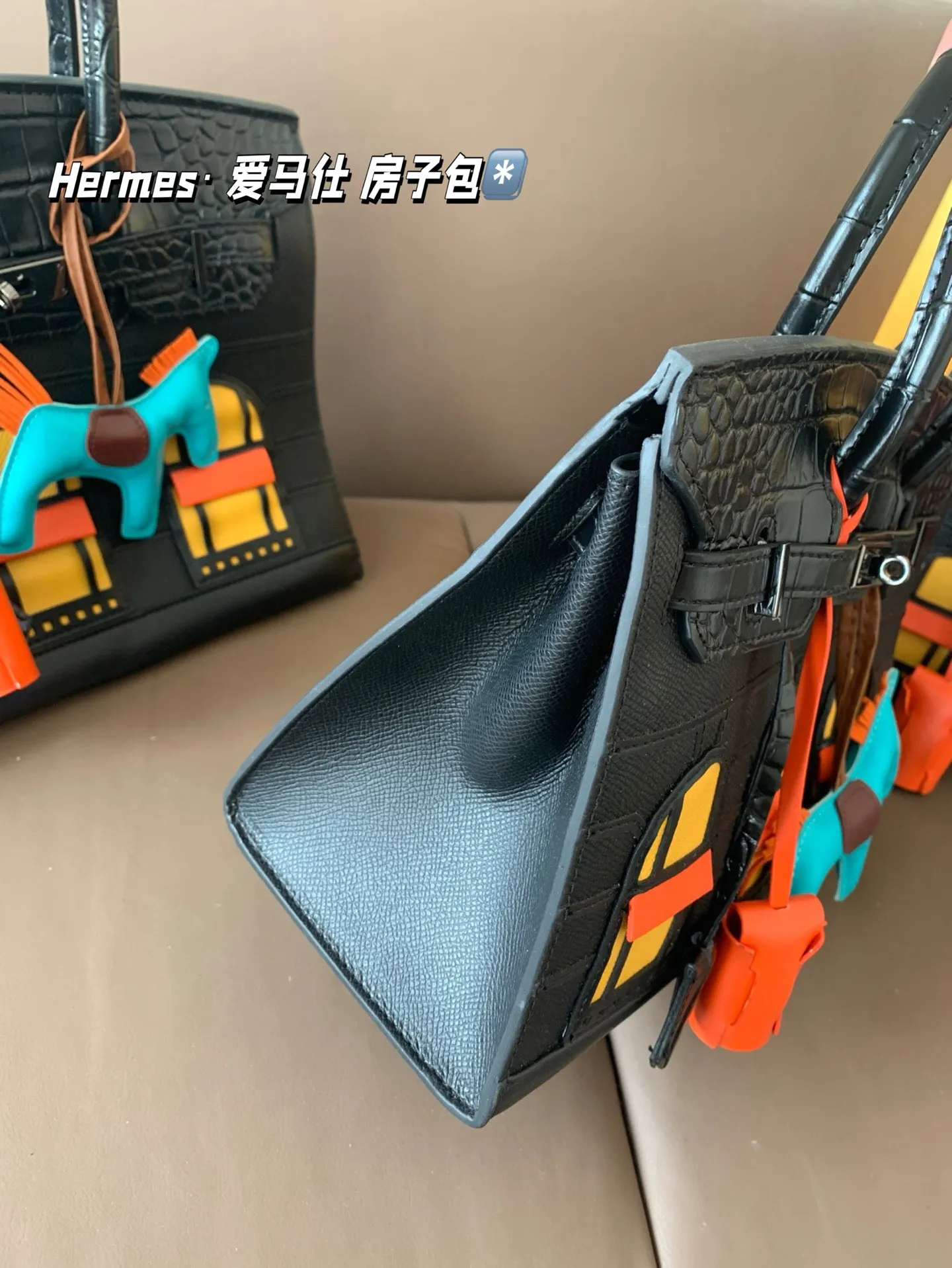 大P300 中P280 小P260 配礼盒🎁. Hermes· 爱马仕 房子包 轻松演绎复古时髦 包型挺阔,简约而不简单不需要过多的装饰,日常搭配西装和T恤,就能将高级感体现的淋漓尽致!尺寸大30*24 中25*21 小20*18