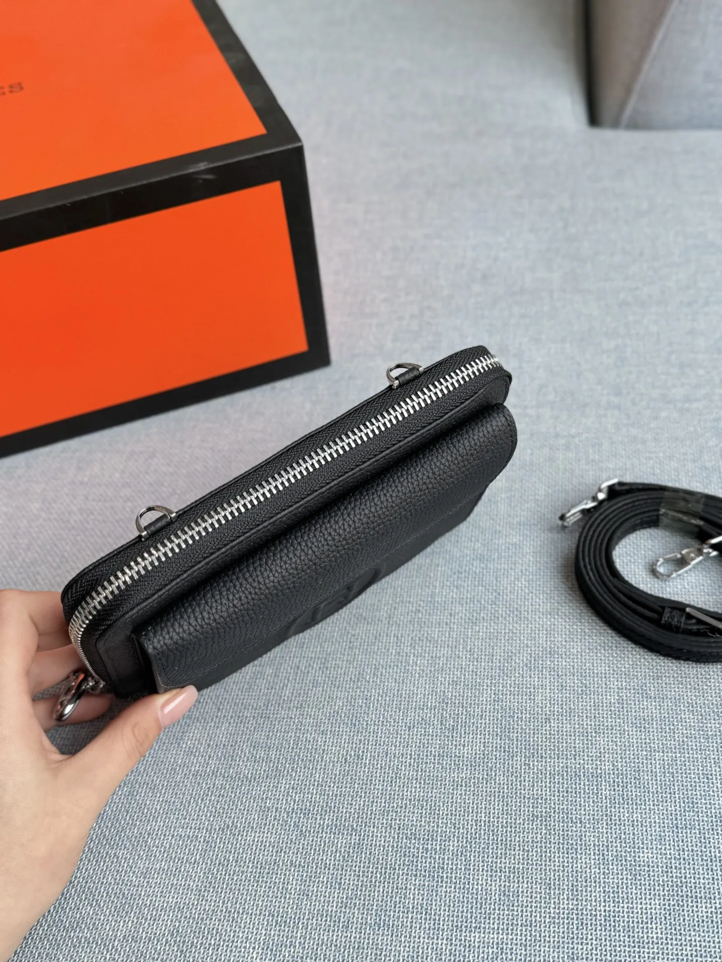 💰135 全套礼盒 size:18×11 HERMES爱马仕 小方包 单肩包 黑色牛皮质感超好,日常通勤、约会都合适。 字母元素设计有点小心机,百搭不挑人。 出门随手一拿往身上 一背,优雅感随之即来!