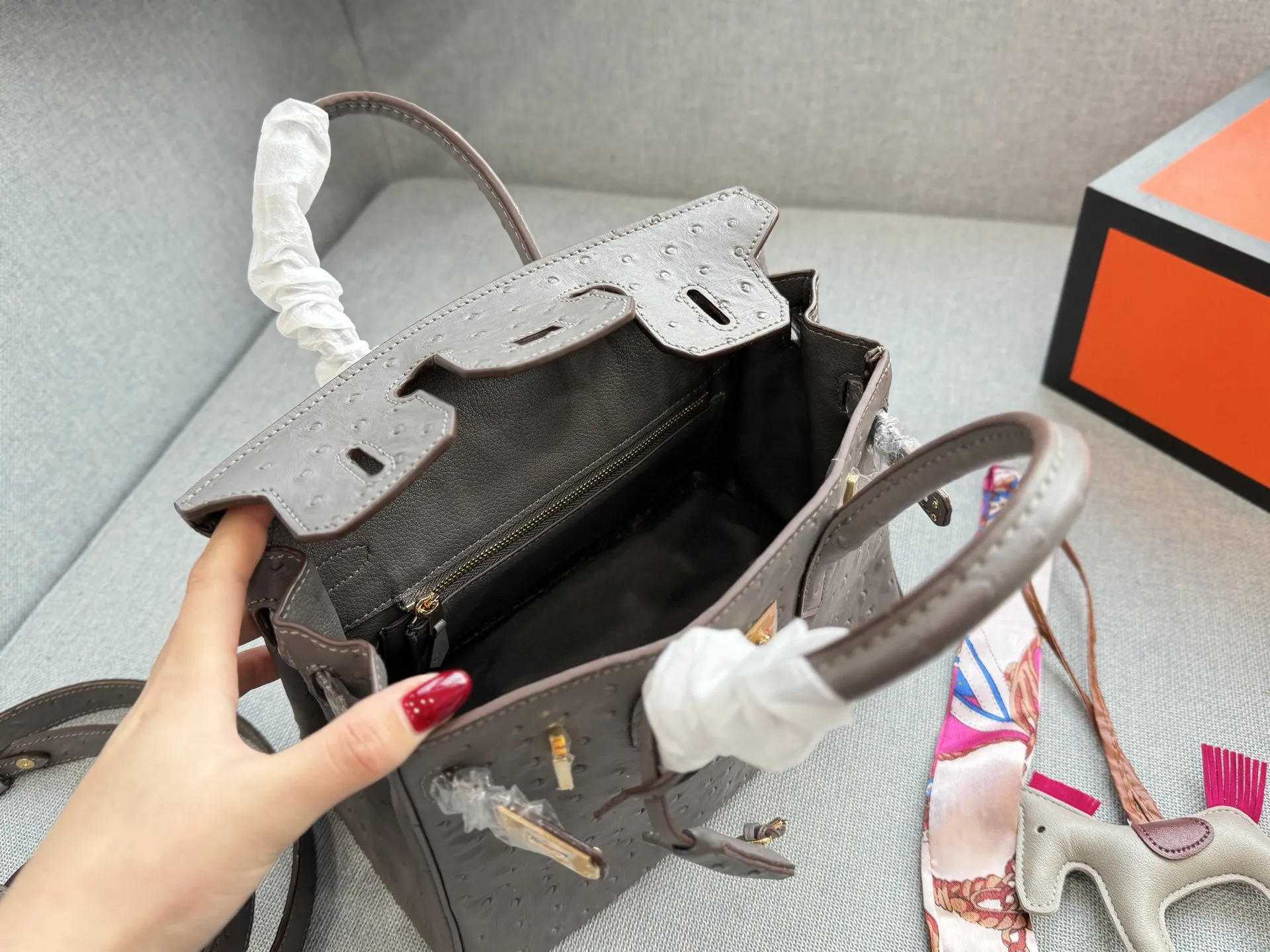 牛皮大号💰275 全套礼盒➕丝巾➕小马 牛皮小号💰265 全套礼盒➕丝巾➕小马 size：30&times;21/25&times;18 HERMES爱马仕 Birkin 鸵鸟纹 铂金包手提包 嘿，又到了把美拉德色系挂在身上的季节了🍂，一个暖色调的金棕是能完美的调和均匀身上色调过硬的感觉，极致的温柔就是这个金棕色最好的诠释了～ 斑鸠灰什么时候都很好看 高级又显贵🤍🩶特殊皮太香了