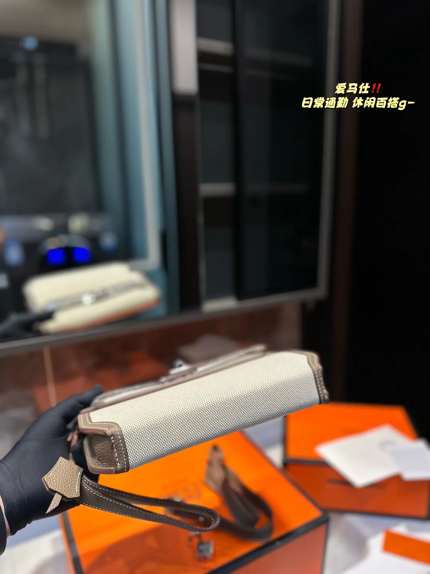 ❤️p250(折叠礼盒)❤️ 极简百搭|爱马仕凯莉邮差包真的好看哭~百搭时髦^_^^_^邮差包凯莉包单肩腋下背真的太好看了~ 帆布牛皮版型做工很高级气质 肩带可调节细节真的做得太好看啦 气质感拉满 尺寸:25 19 cm