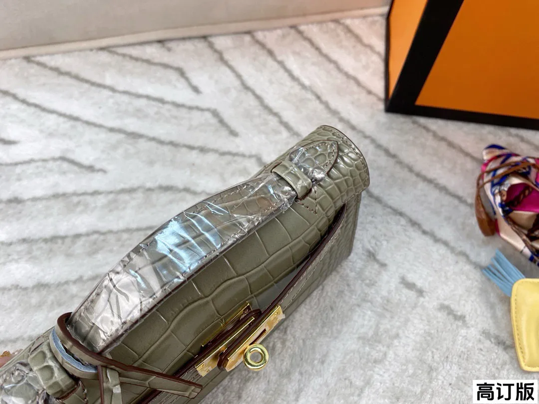 p200 全套包装🎁(高订版) Hermes爱马仕一代石头纹mini kelly 扑面而来的贵气 富家千金即视感 亮面的光泽感真的非常吸睛啊,搭配金扣显的更富贵了 气场全开!尺寸:21*14(配小马 丝巾)