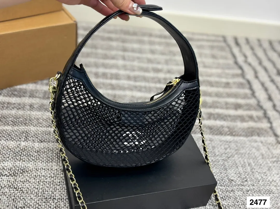 P125 配折叠盒子 CHANEL25s 香奈儿镂空网纱月亮包火爆全场的一款夏季新款 之前看秀就觉得很可爱的网兜包果然没有翻车 超级可爱 尺寸：24 13