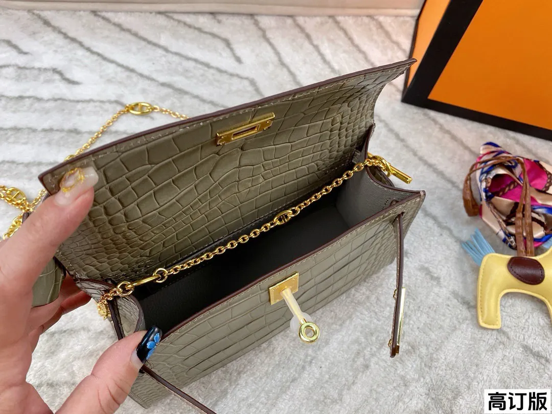 p200 全套包装🎁(高订版) Hermes爱马仕一代石头纹mini kelly 扑面而来的贵气 富家千金即视感 亮面的光泽感真的非常吸睛啊,搭配金扣显的更富贵了 气场全开!尺寸:21*14(配小马 丝巾)