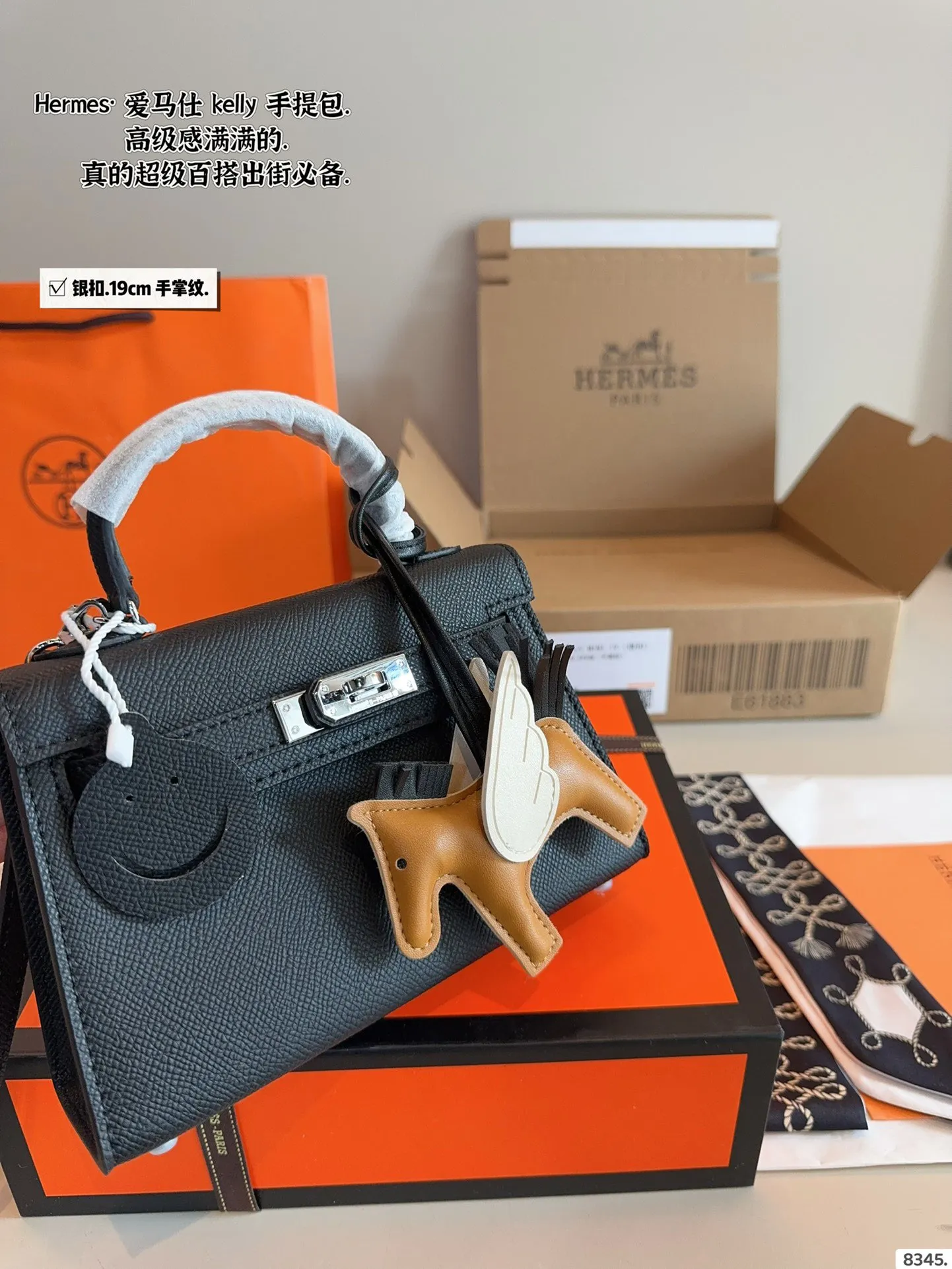 p175配礼盒🎁. 爱马仕 凯莉 kelly 二代 真的太香了 属于日常休闲跟 女人味都可以驾驭的那种 自己搭配了肩带 平时带 娃也可以解放双手 跟朋友下午茶手提更有feel哦 除了随身携带的化妆品 还有再放一个手机尺寸:19*6*12cm