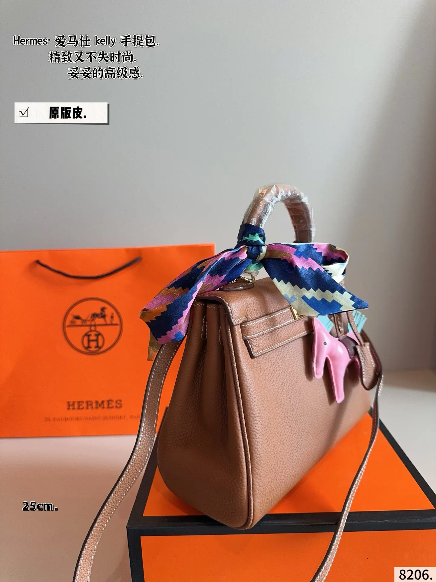 p230配礼盒🎁. 爱马仕Kelly,越看越上头的优雅 如果说Birkin是随性大气的代表,那Kelly就是优雅与克制的代名词。最打动我的,是它线条极简又精致的包身设计,带上肩带之后多了几分法式从容,不管是通勤穿搭还是度假look,都能完美融合。爱马仕Kelly不仅是一个包,更像一种生活态度,它的细节与比例,都让人忍不住反复欣赏。每一次出街背上它,都会多几分自信和从容,难怪那么多人说,一生至少要拥有一只Kelly。尺寸:25*8*18cm