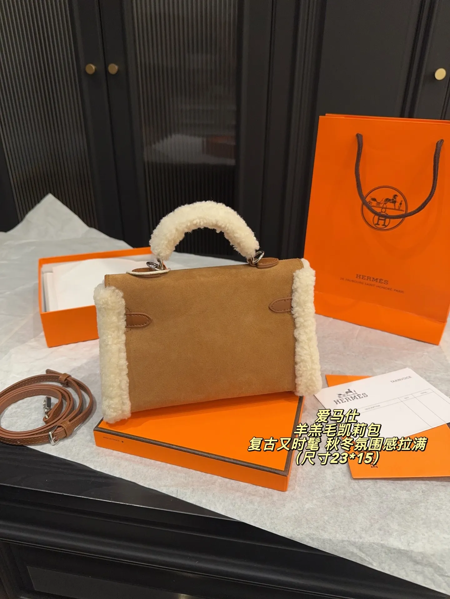 ✅纯皮P220无盒⚠️尺寸23*15 爱马仕 羊羔毛凯莉包 秋冬氛围感拉满！棕色麂皮＋白色羊羔毛拼接，手柄和包边都超柔软，质感满分。金属锁扣设计，安全又复古，手提or斜挎都OK，通勤、出街、节日都能轻松搭配，秋冬穿搭必备
