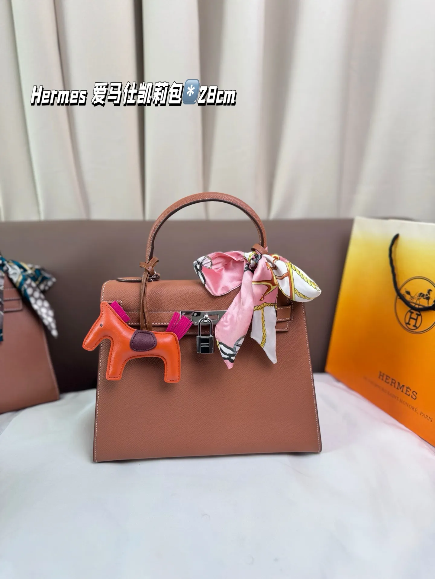 P205 Hermes 爱马仕凯莉包～ H家永恒的经典. 凯莉包好随意搭配，不管怎么穿，随便一背都好看 而且一点都不挑人很显气质 ，原版五金Logo，原版定制超有Feel 这款其实很韩风很chic 夏天搭裙子衬衣真的很nice 尺寸28*22