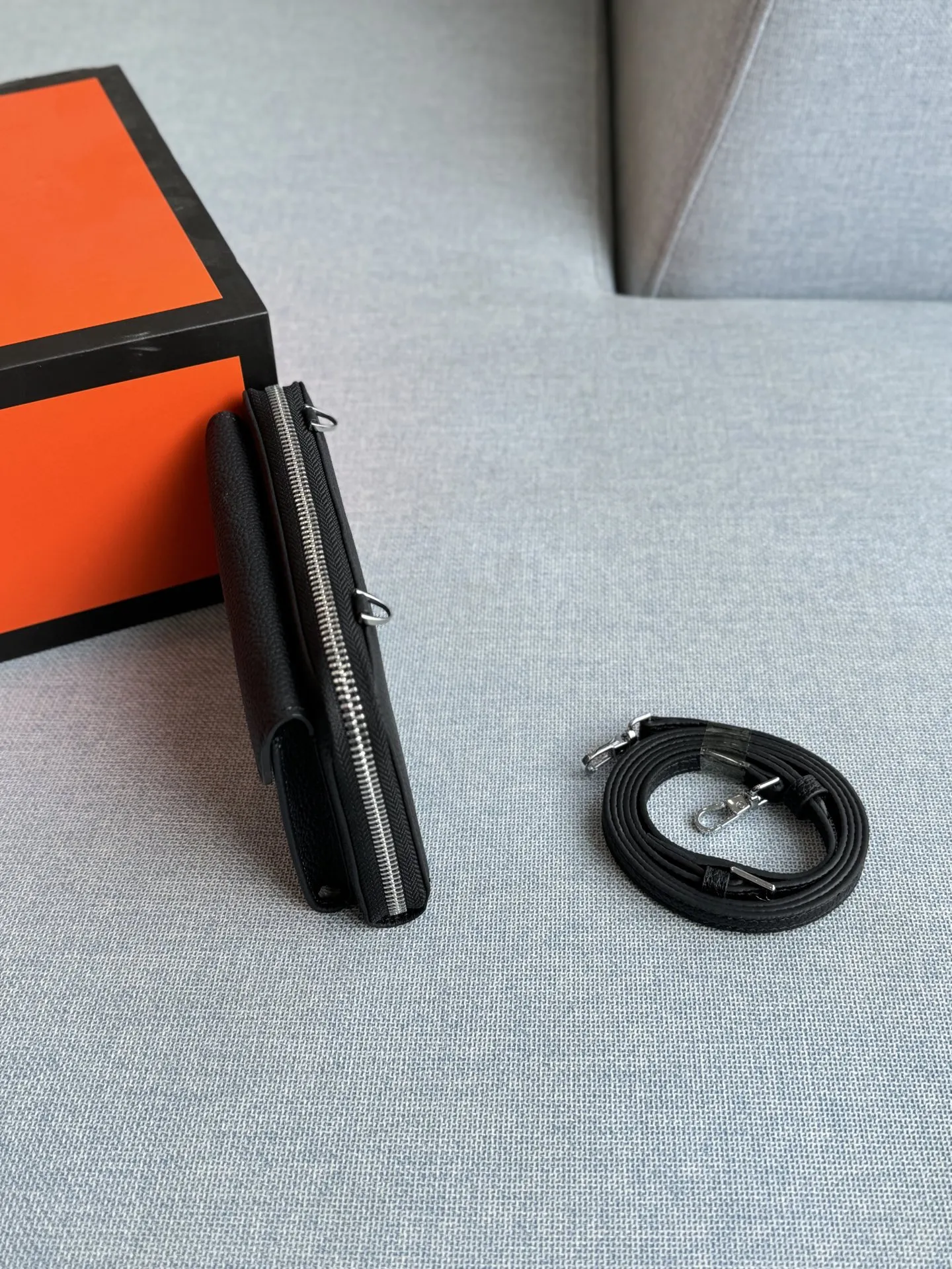 💰135 全套礼盒 size:18×11 HERMES爱马仕 小方包 单肩包 黑色牛皮质感超好,日常通勤、约会都合适。 字母元素设计有点小心机,百搭不挑人。 出门随手一拿往身上 一背,优雅感随之即来!