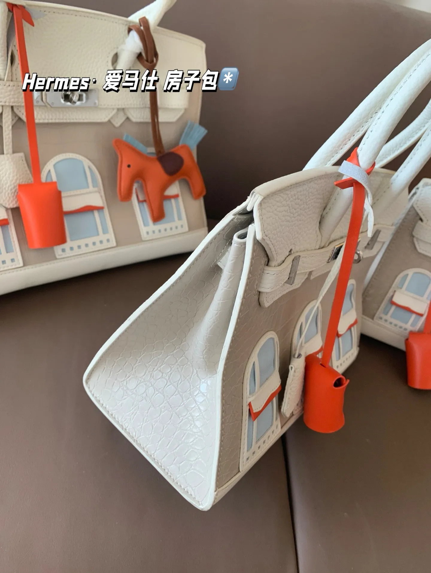 大P300 中P280 小P260 配礼盒🎁. Hermes&middot; 爱马仕 房子包 轻松演绎复古时髦 包型挺阔，简约而不简单不需要过多的装饰，日常搭配西装和T恤，就能将高级感体现的淋漓尽致！尺寸大30*24 中25*21 小20*18