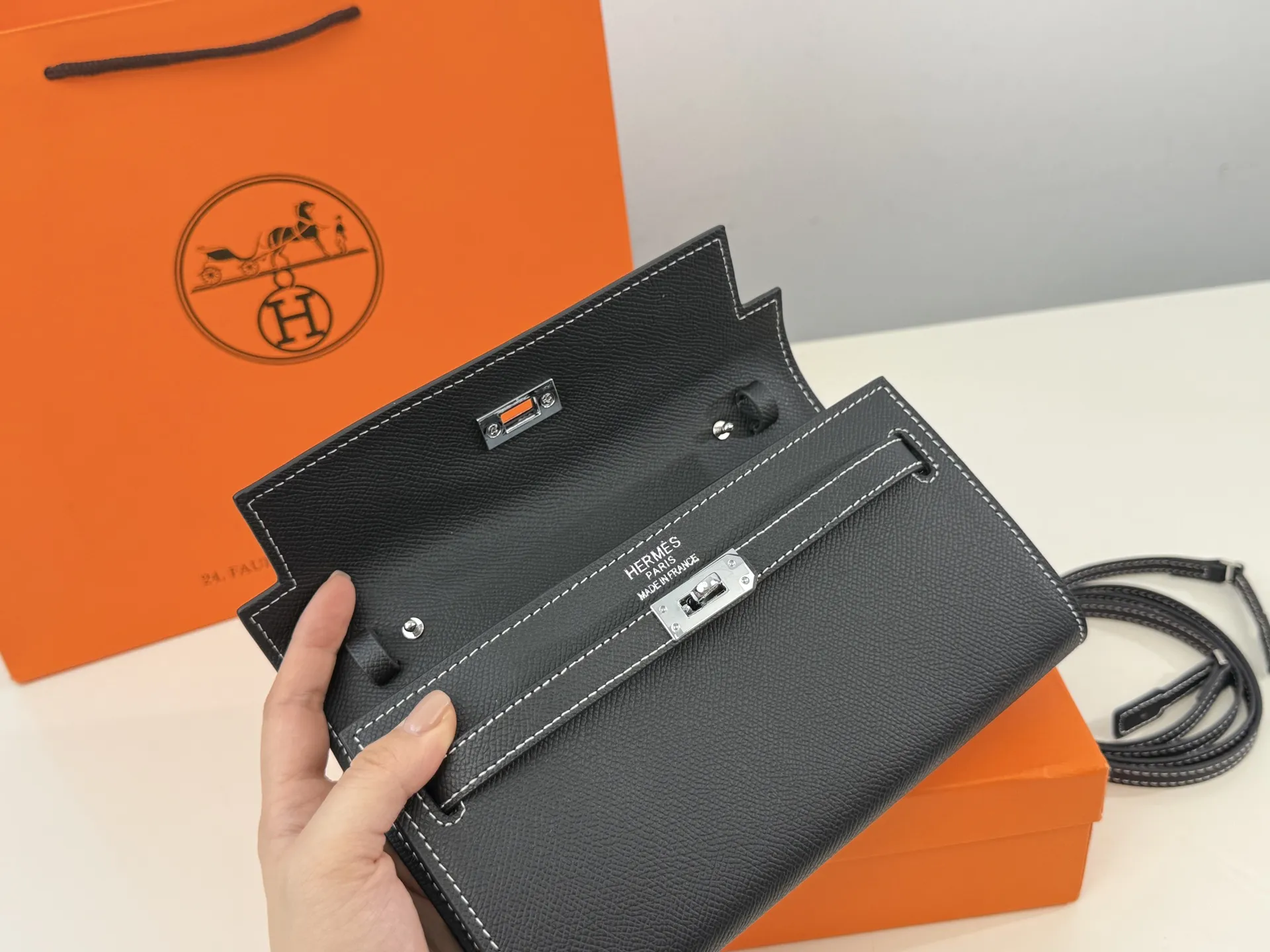 (配礼盒⚠️)p160 爱马仕 woc单肩包.也能这么温油woc Ado woc Ado 在Kelly包的基础上,增加了一条长肩带.Ado其实是复刻96年爱马仕推出的双肩包,整体设计 还是蛮可爱的,温温柔柔的带点学院风,风格比较年 轻。Kylie Jenner的女儿 Stormi就有一只 Ado, 小女生背起来也毫无违和感!超级实用 尺寸:21*3*13cm