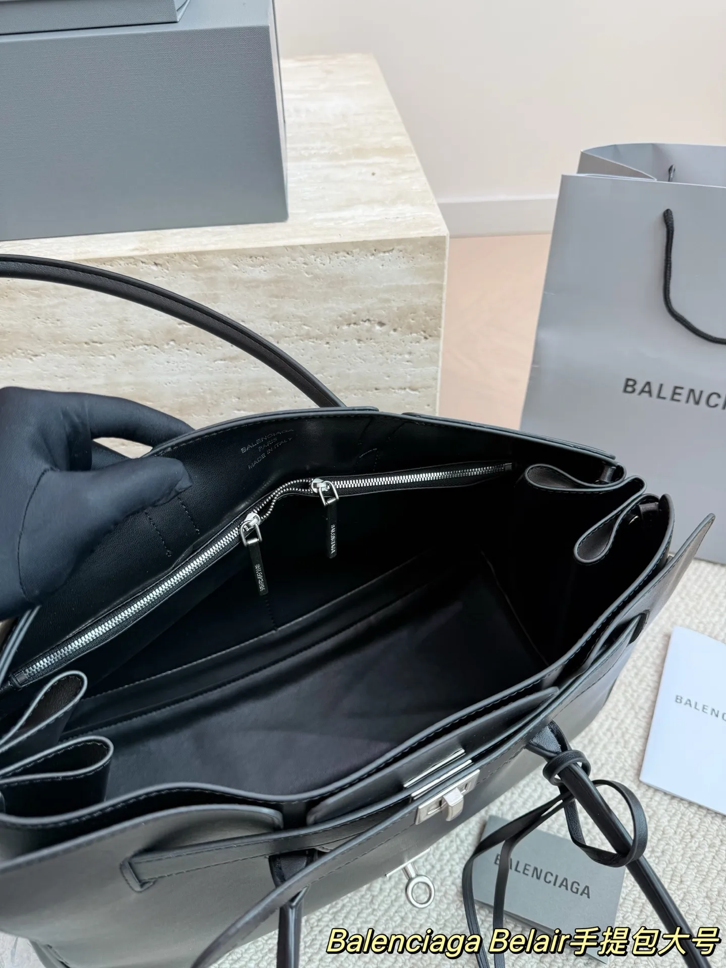 P300大号 卡戴珊look|巴黎世家 甲甲卡戴珊(Kim Kardashian)套装巴黎世家家的 (铂金包Balenciaga belair)黑色机车过膝靴穿出了卡戴珊的霸气. 。。今年巴黎世家的包把爱马仕玩的淋漓尽先是kelly redeo,又是birkin的belair。光价格没比爱 马仕便宜哦,真是又爱又恨的。尺寸 36.28