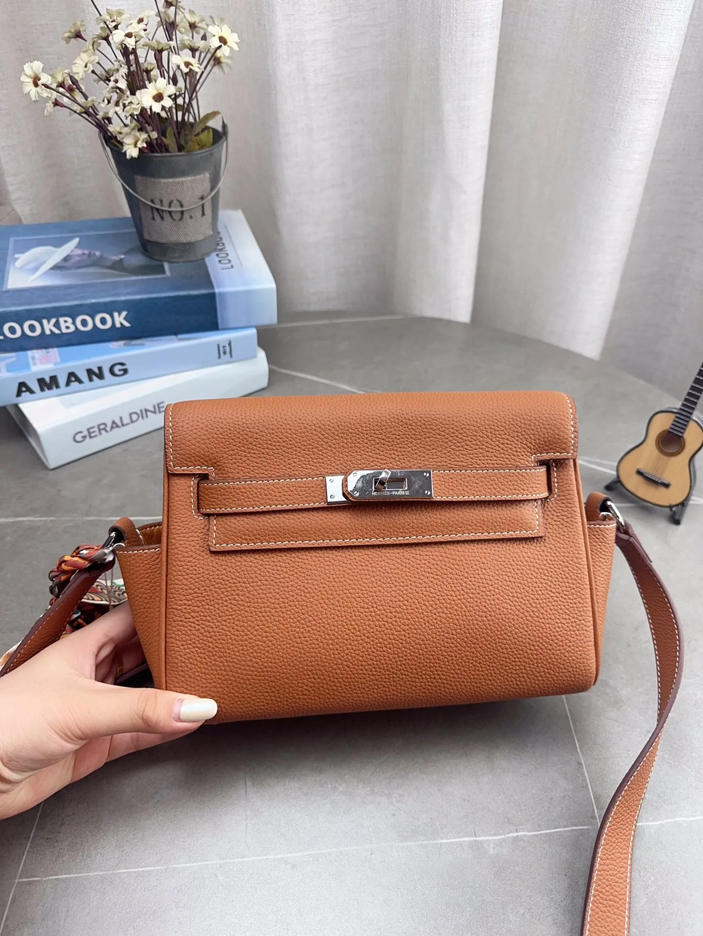 配折叠礼盒 H家 爱马仕 kelly 邮差包 男女同款尺寸刚刚好！ 真的太太太太好看 ⚠️牛皮 包包特别又质感！ 尺寸24*18cm p225