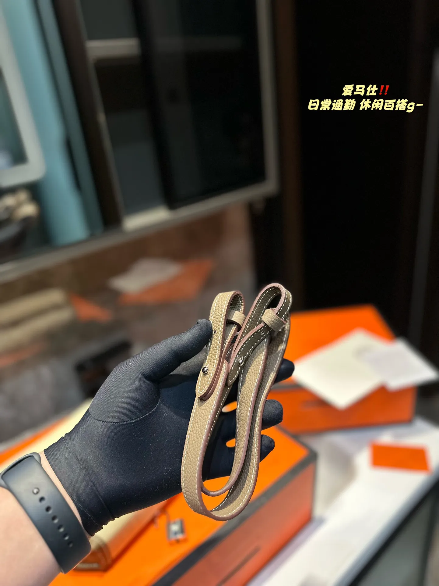 ❤️p250(折叠礼盒)❤️ 极简百搭|爱马仕凯莉邮差包真的好看哭~百搭时髦^_^^_^邮差包凯莉包单肩腋下背真的太好看了~ 帆布牛皮版型做工很高级气质 肩带可调节细节真的做得太好看啦 气质感拉满 尺寸:25 19 cm