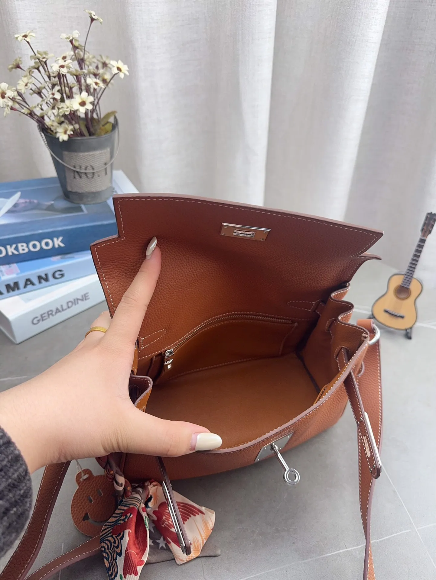 配折叠礼盒 H家 爱马仕 kelly 邮差包 男女同款尺寸刚刚好！ 真的太太太太好看 ⚠️牛皮 包包特别又质感！ 尺寸24*18cm p225