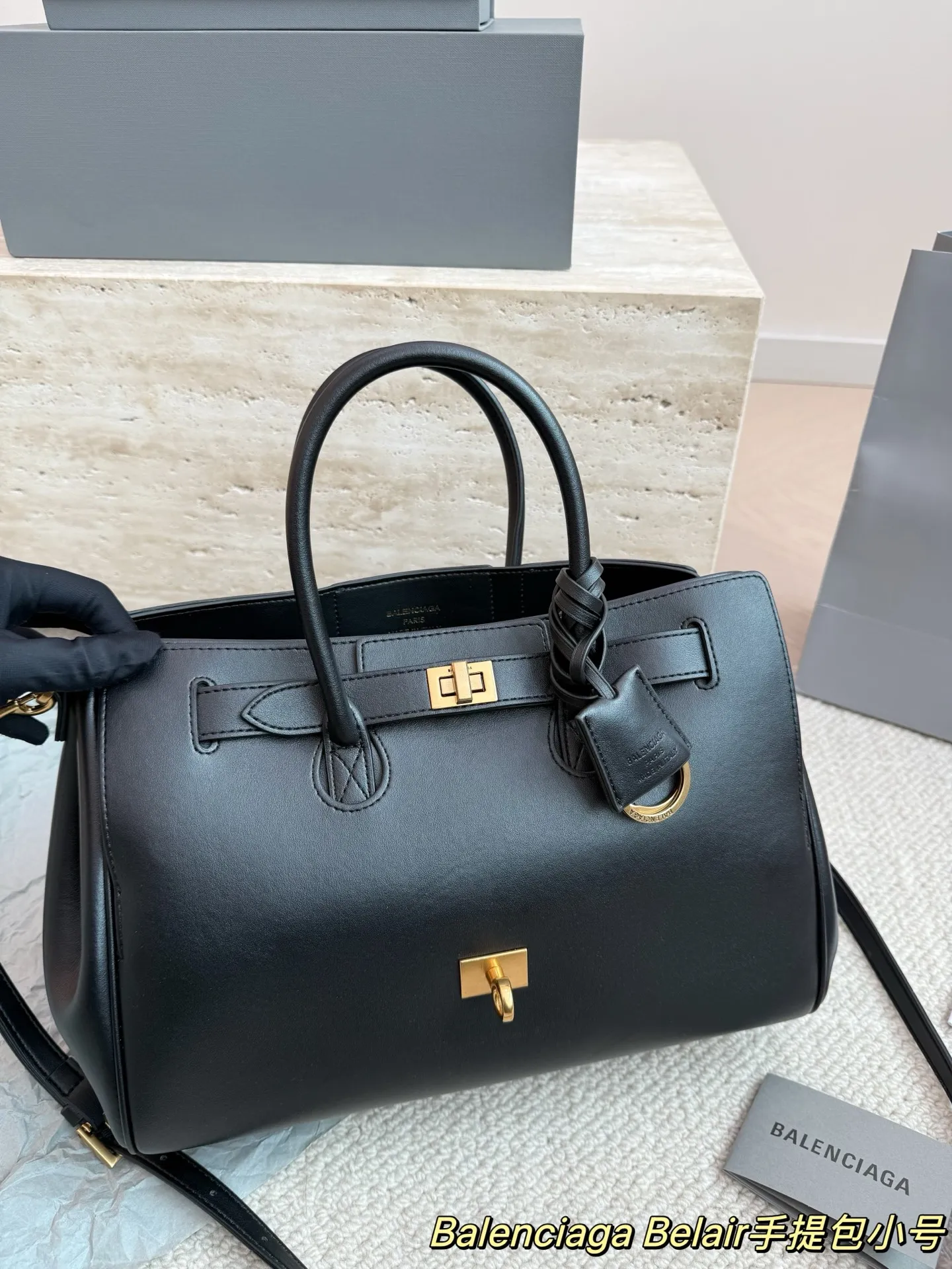 P300小号 卡戴珊look|巴黎世家 甲甲卡戴珊(Kim Kardashian)套装巴黎世家家的 (铂金包Balenciaga belair)黑色机车过膝靴穿出了卡戴珊的霸气. 。。今年巴黎世家的包把爱马仕玩的淋漓尽先是kelly redeo，又是birkin的belair。光价格没比爱 马仕便宜哦，真是又爱又恨的。尺寸 31.22