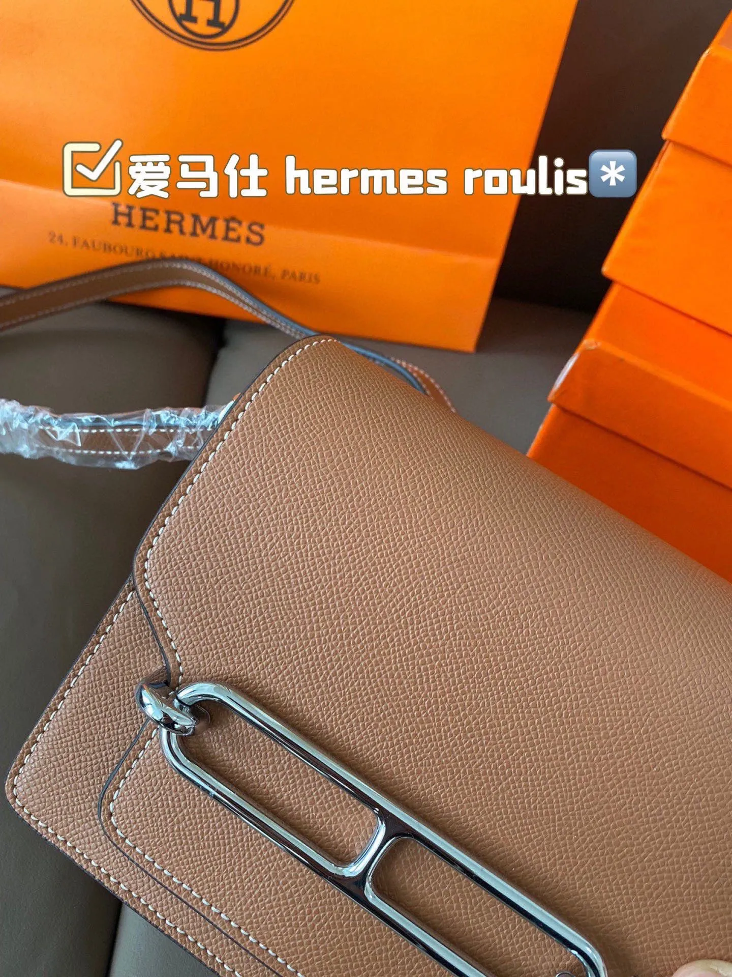 P185 hermes roulis这款包包设计的非常好看,是爱马仕包包里面比较低调的一款,不喜欢大Hlogo的朋友可以考虑入手这款,非常实用,很多明星都特别喜欢。爱马仕(H家)猪鼻子包 Roulis面向广大年轻人,线条简洁明快,极具个性的Logo标志,带点中性风格,适合追求品位生活的白领一族! 尺寸:18*15