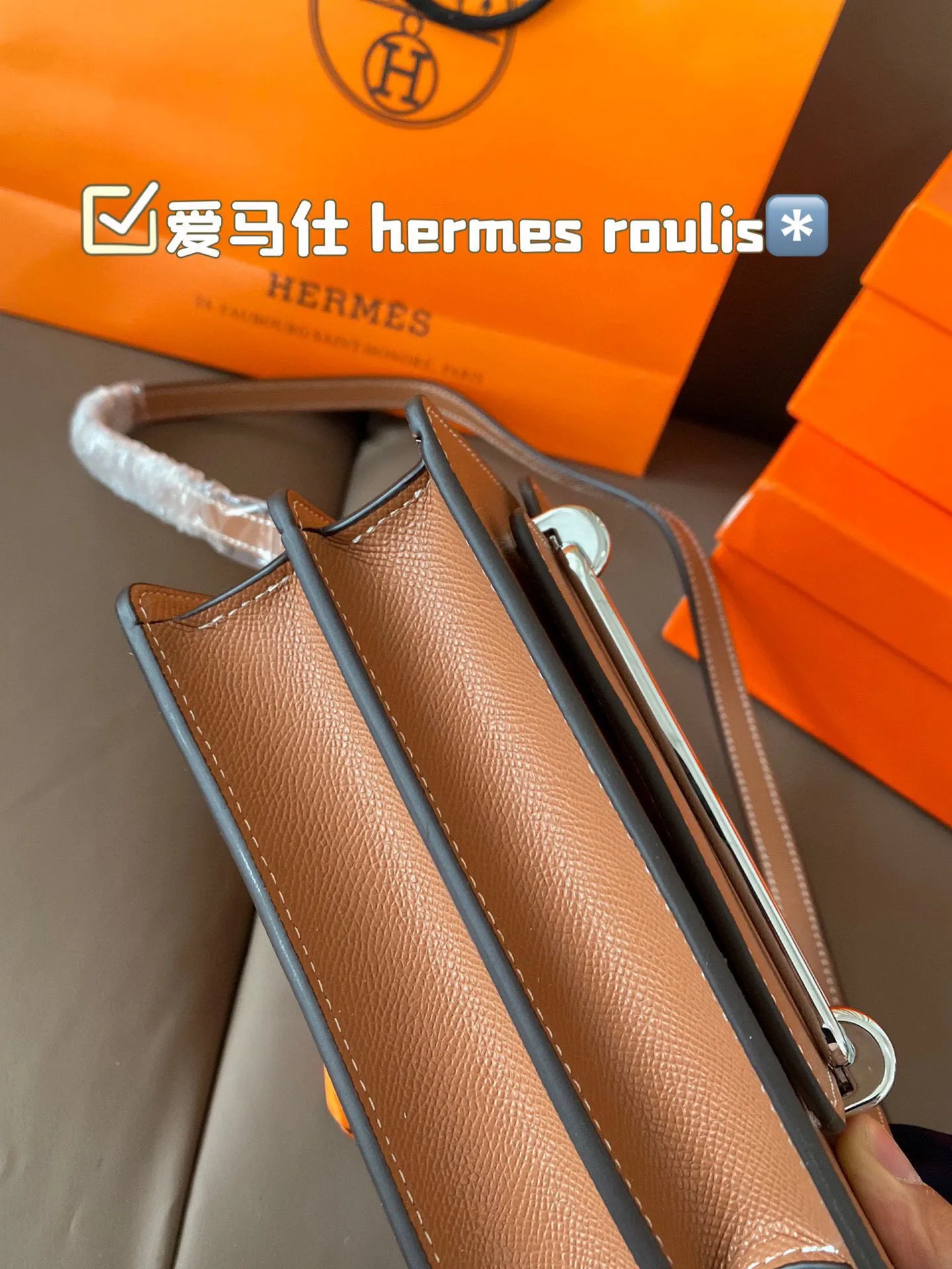 P185 hermes roulis这款包包设计的非常好看，是爱马仕包包里面比较低调的一款，不喜欢大Hlogo的朋友可以考虑入手这款，非常实用，很多明星都特别喜欢。爱马仕（H家）猪鼻子包 Roulis面向广大年轻人，线条简洁明快，极具个性的Logo标志，带点中性风格，适合追求品位生活的白领一族！ 尺寸：18*15