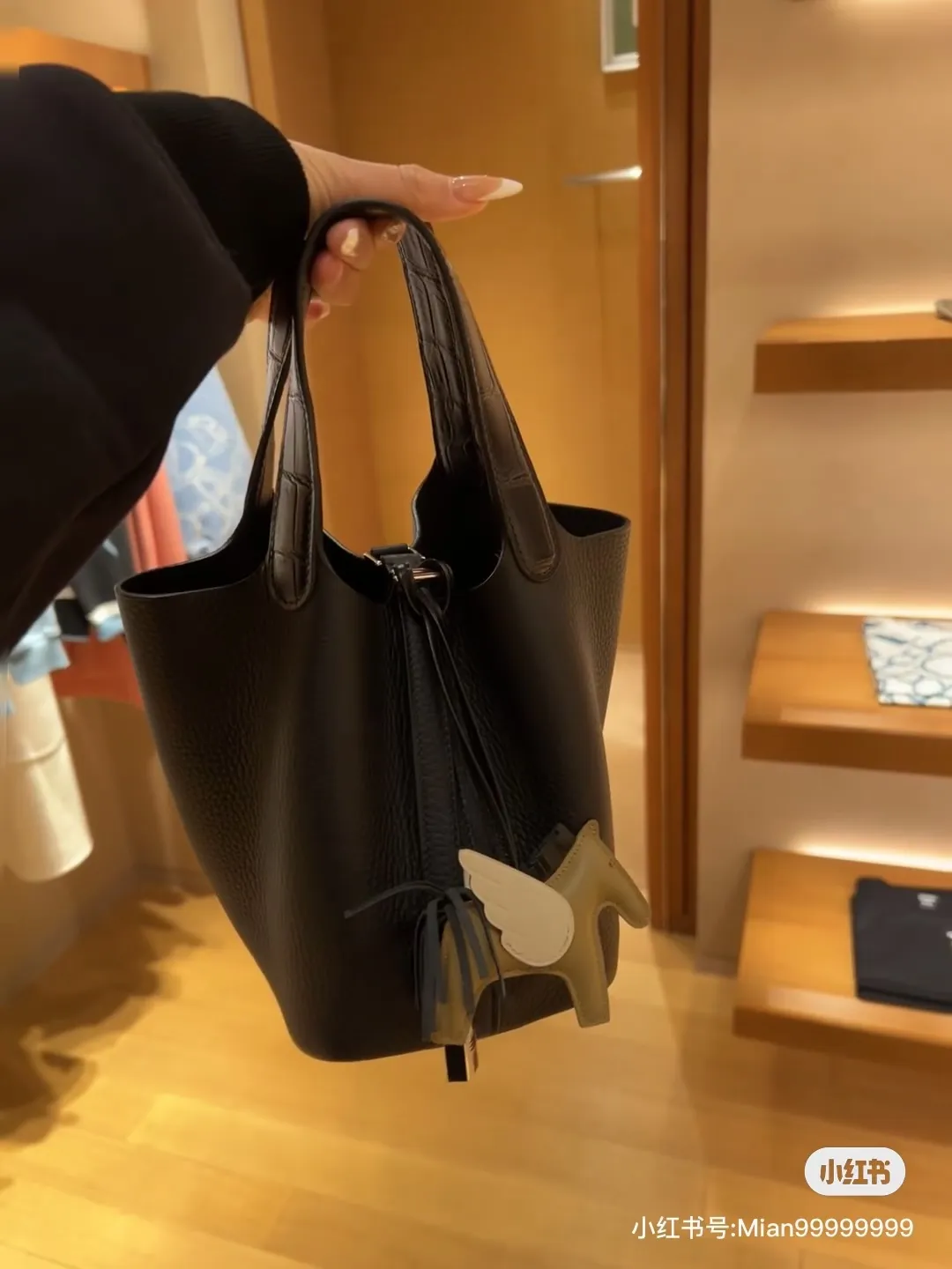 不会塌的菜篮子？爱马仕黑金鳄鱼手柄杀疯了！ 👜菜篮子&rdquo;の 爱马仕 picotin18 菜篮子18 水桶18 黑金 touch 🐊 谁说菜篮子只能买菜？这只#Hermes Picotin18 黑金Touch鳄鱼手柄&mdash;&mdash;A刻+鳄鱼皮手柄，妥妥的&ldquo;人间富贵花&rdquo;标配，拎上它连空气都变贵了！