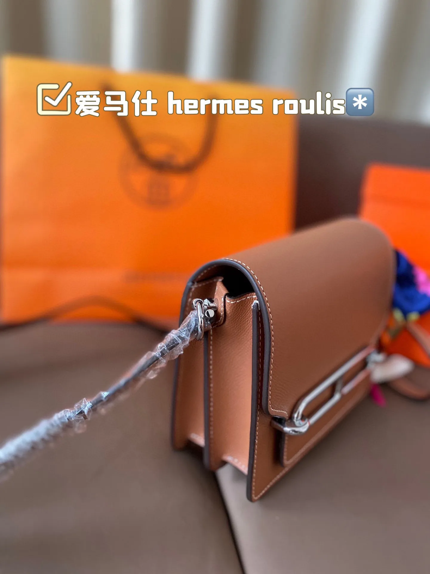 P185 hermes roulis这款包包设计的非常好看,是爱马仕包包里面比较低调的一款,不喜欢大Hlogo的朋友可以考虑入手这款,非常实用,很多明星都特别喜欢。爱马仕(H家)猪鼻子包 Roulis面向广大年轻人,线条简洁明快,极具个性的Logo标志,带点中性风格,适合追求品位生活的白领一族! 尺寸:18*15