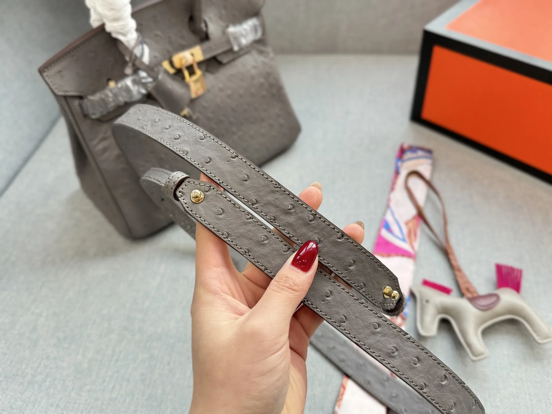 牛皮大号💰275 全套礼盒➕丝巾➕小马 牛皮小号💰265 全套礼盒➕丝巾➕小马 size：30&times;21/25&times;18 HERMES爱马仕 Birkin 鸵鸟纹 铂金包手提包 嘿，又到了把美拉德色系挂在身上的季节了🍂，一个暖色调的金棕是能完美的调和均匀身上色调过硬的感觉，极致的温柔就是这个金棕色最好的诠释了～ 斑鸠灰什么时候都很好看 高级又显贵🤍🩶特殊皮太香了