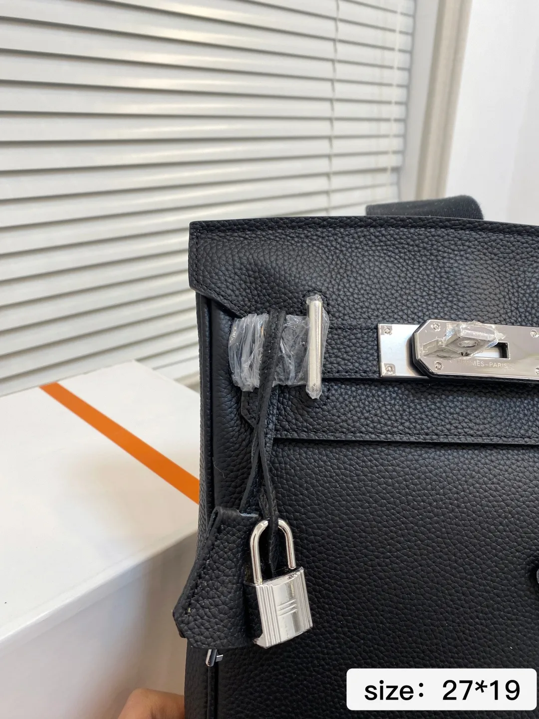 🅿️💰265 无盒 尺寸27*19 爱马仕单肩包很酷的男包来喽看起来十分时尚且年轻 斜挎也不显大当收纳空间真心不错,拿取东西时十分方便当肩带可以自由调节长度,任何身高都没问题 6779