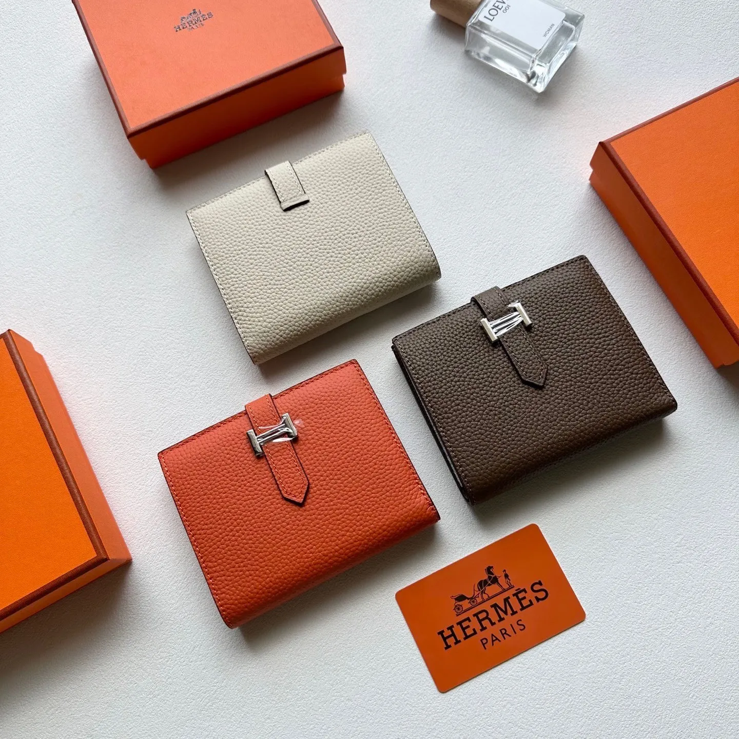 p95🎀🎀颜色 多色可选🎀尺寸 12x9.5🎀高版爱马仕优质进口牛皮🐂 手感一流👏时尚设计💋潮版百搭，配有4个卡槽，4个口袋，拉链零钱包，1个钞票口袋，镀钯锁扣，做工精致完美