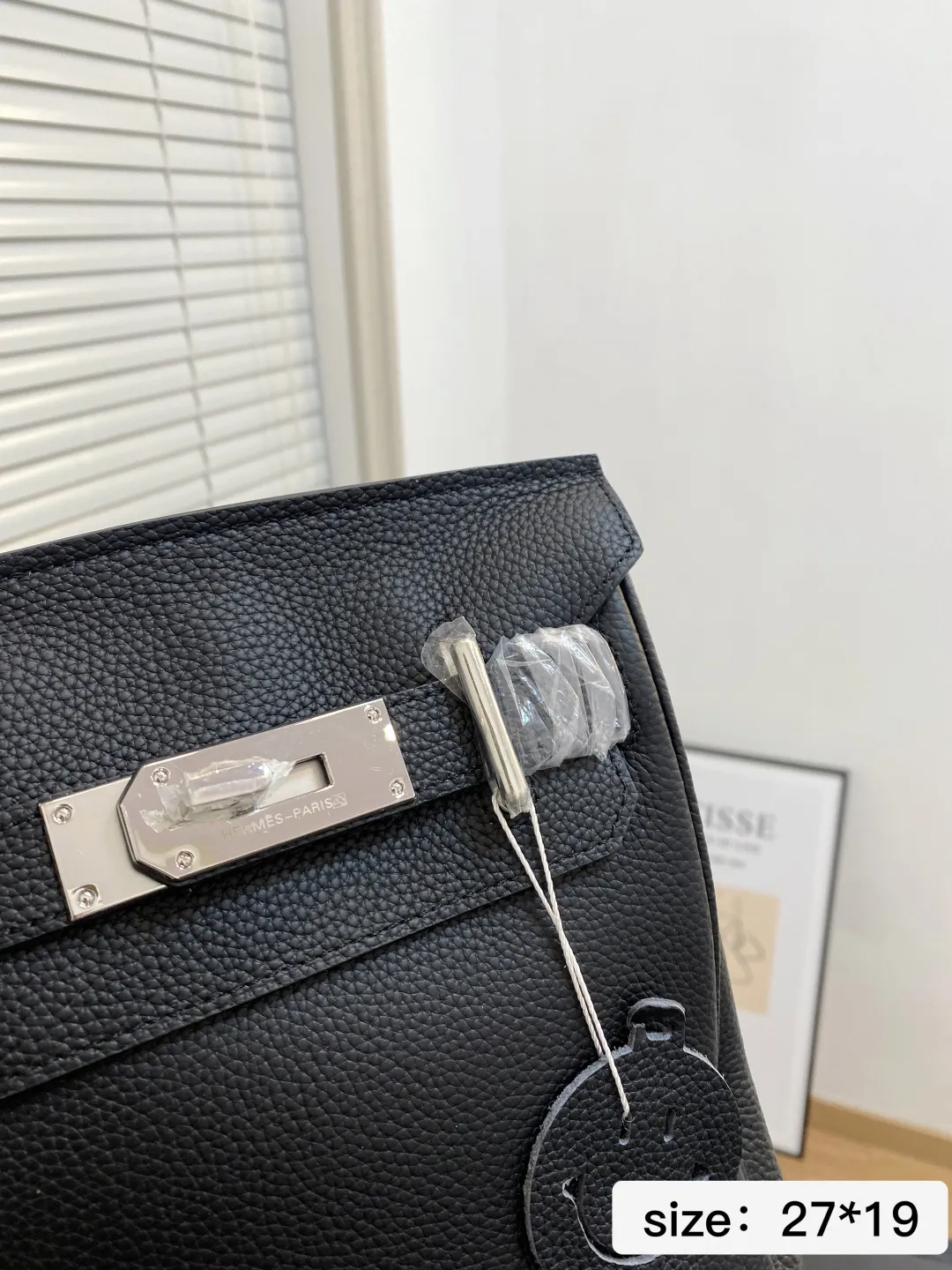 🅿️💰265 无盒 尺寸27*19 爱马仕单肩包很酷的男包来喽看起来十分时尚且年轻 斜挎也不显大当收纳空间真心不错，拿取东西时十分方便当肩带可以自由调节长度，任何身高都没问题 6779