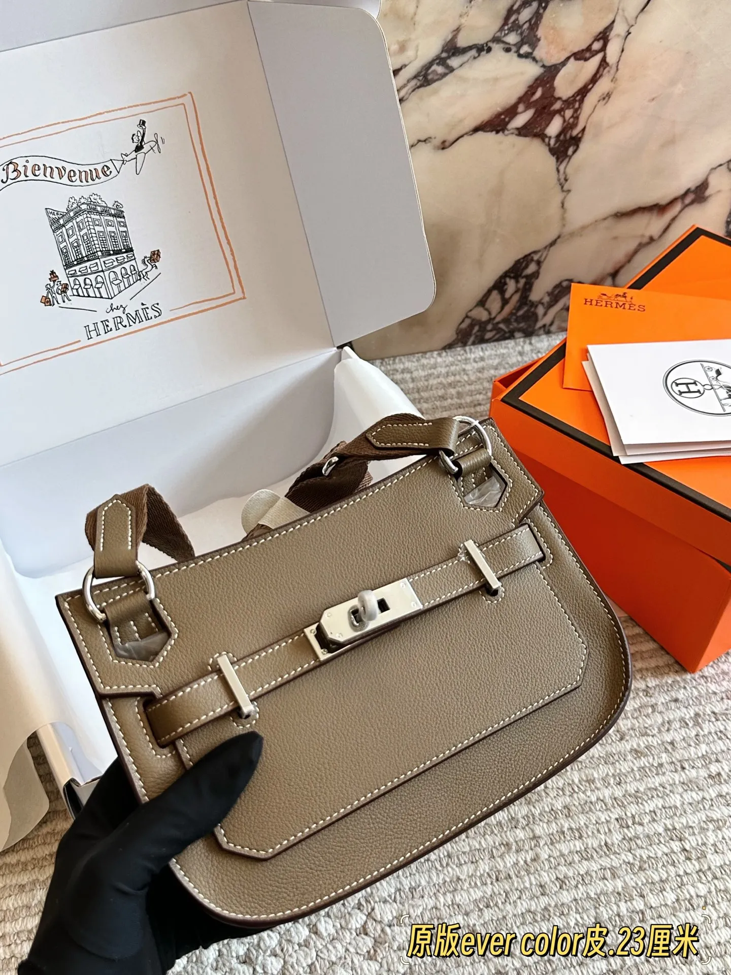 p215 原版TC皮 Hermes吉普赛小众品味天花板Hermes吉普赛 相比起bkc 属于小众爱马仕了 背出去比较少见而且超飒 单肩斜挎都很好看 23cm